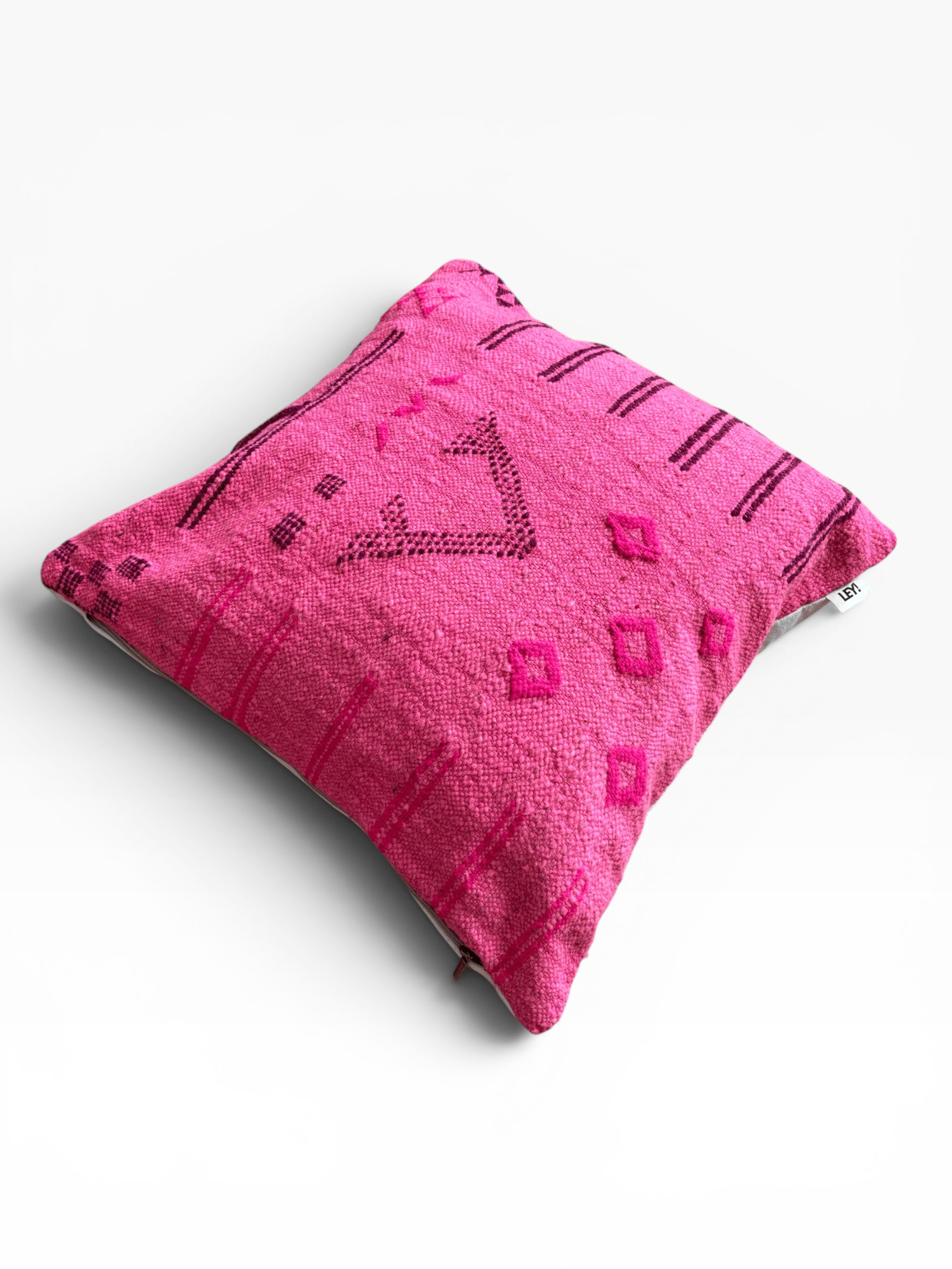 LEY! Kissen – Colorful Line – Pink Edition 50x50, von LEY!, mit geometrischen Mustern und einem zentralen Pfeilmotiv.