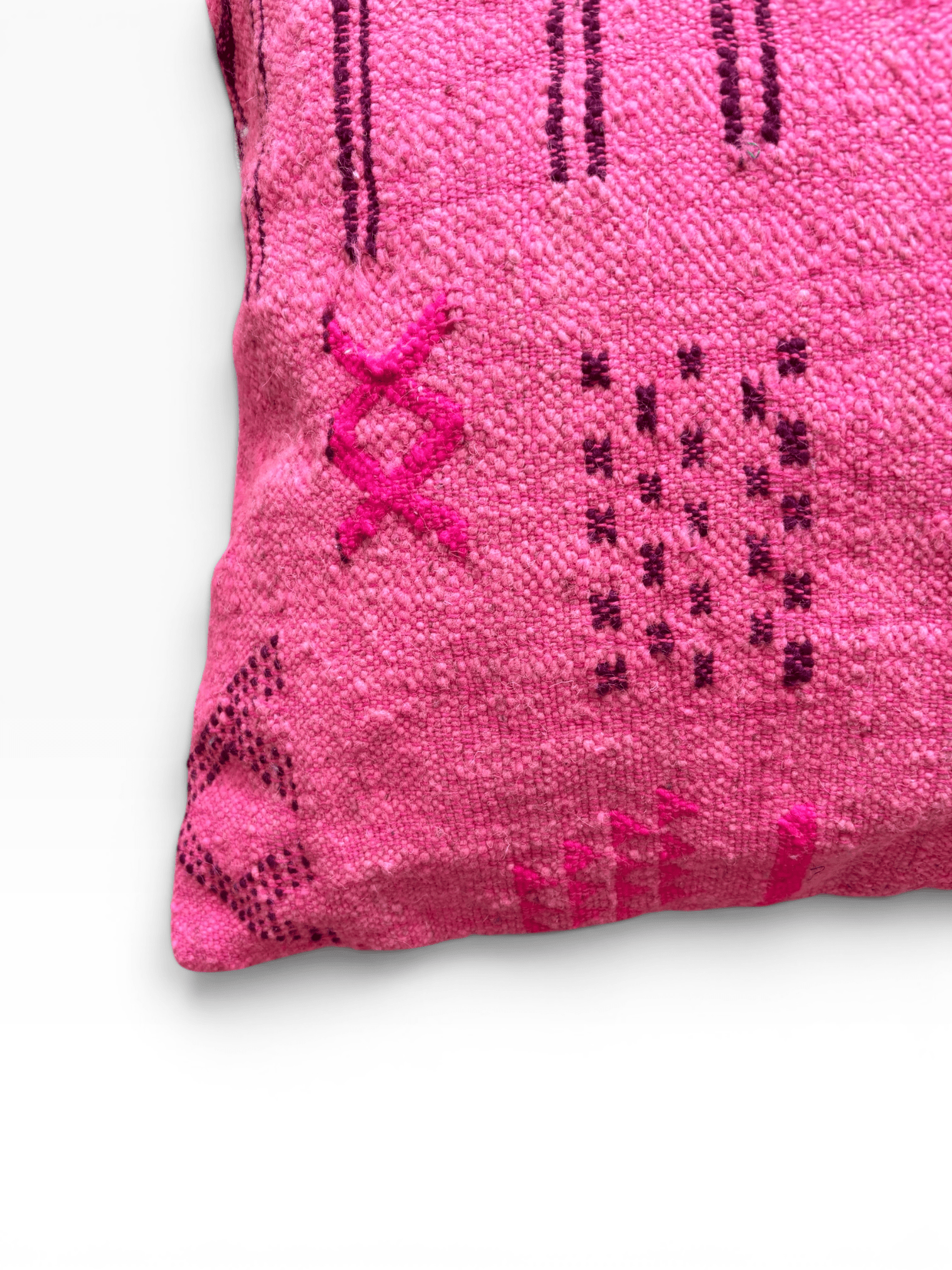LEY! Kissen – Colorful Line – Pink Edition, 50 x 50, von LEY! – rosa Wollkissen mit lebhaftem, linearem Muster.