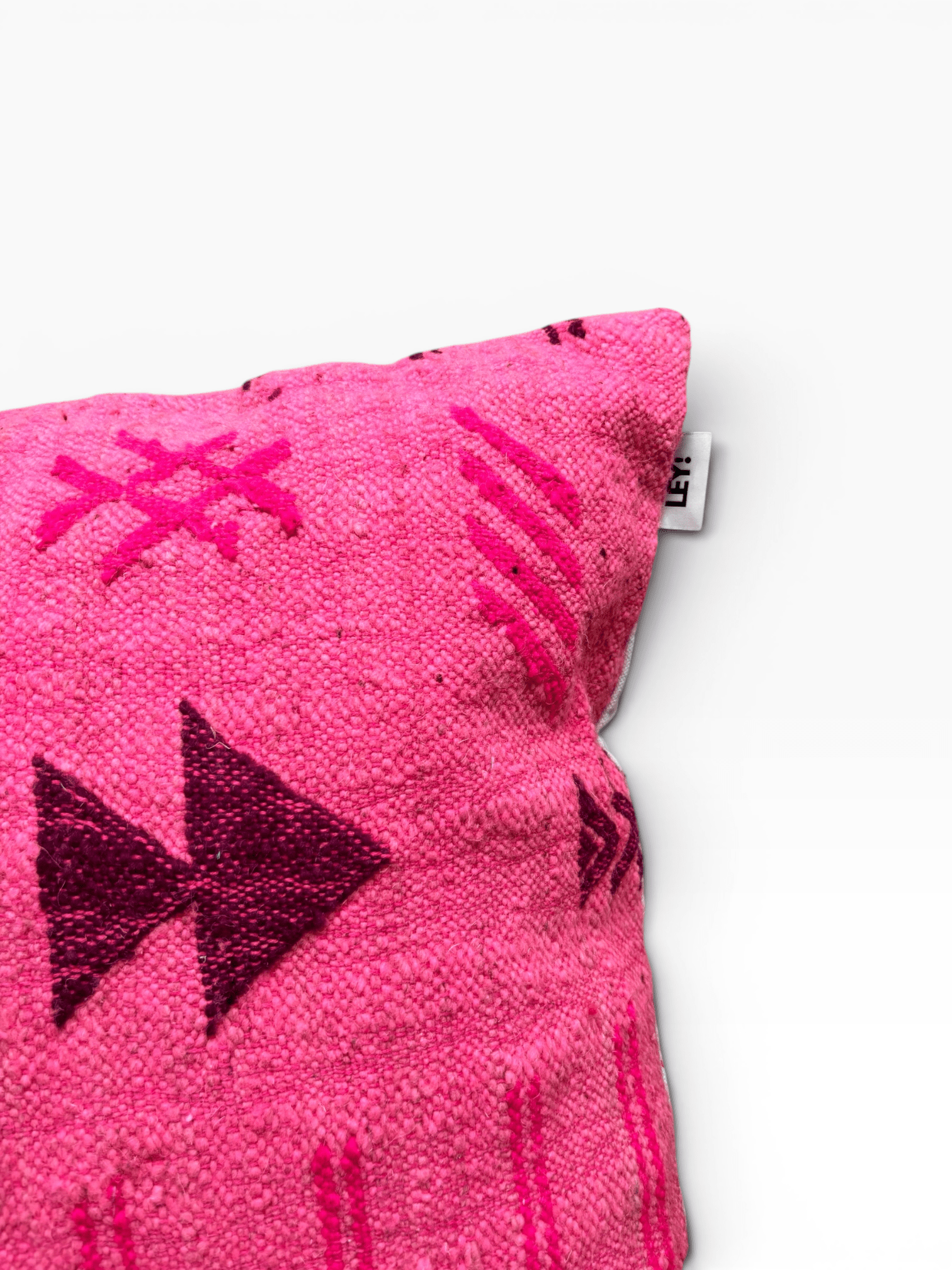 LEY! Kissen – Colorful Line Pink Edition 50x50: Handgefertigt, geometrisches Muster in Rosa auf Weiß von LEY!.