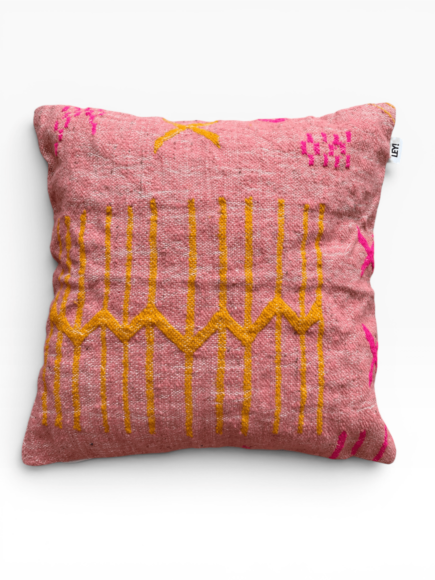 LEY! Kissen – Colorful Line – Terracotta Edition 50 x 50, rosa quadratisches Kissen mit gelben und rosa geometrischen Stickereien.