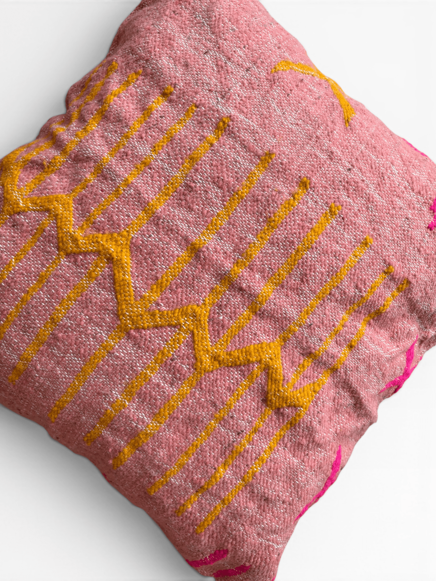 LEY! Kissen – Colorful Line – Terracotta Edition von LEY!, 50 x 50, besticht durch lebhafte Linien im Schurwolle-Kissen-Stil.