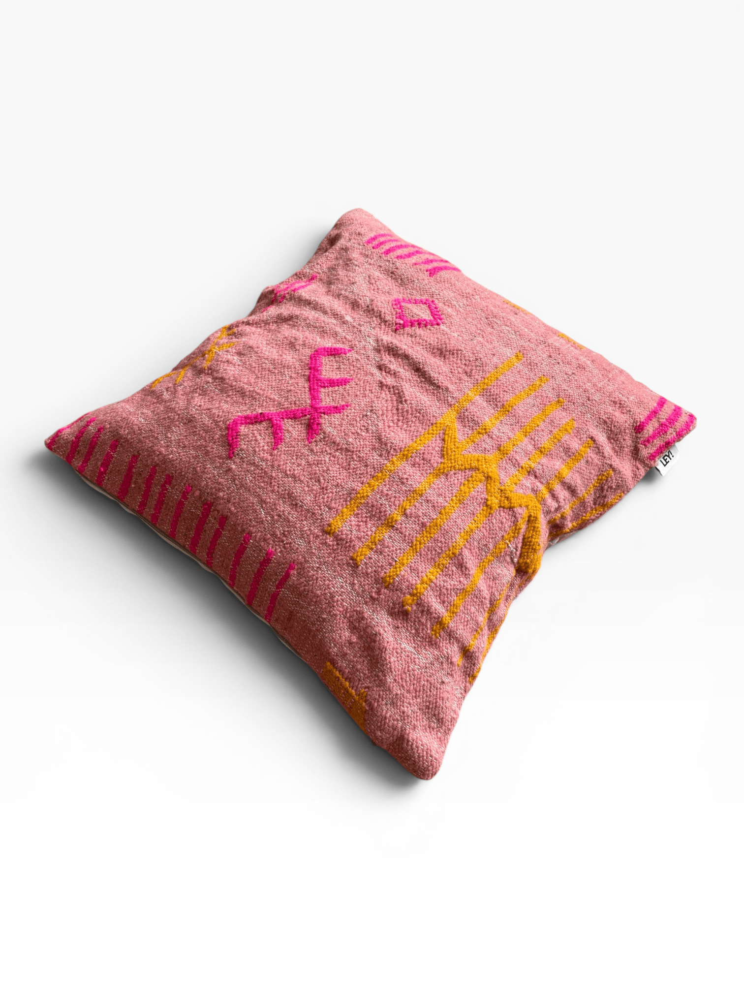 LEY! Kissen „Colorful Line Terracotta“, 50 x 50 cm, quadratisch, geometrisches Muster, rosa Akzente auf weißem Hintergrund.