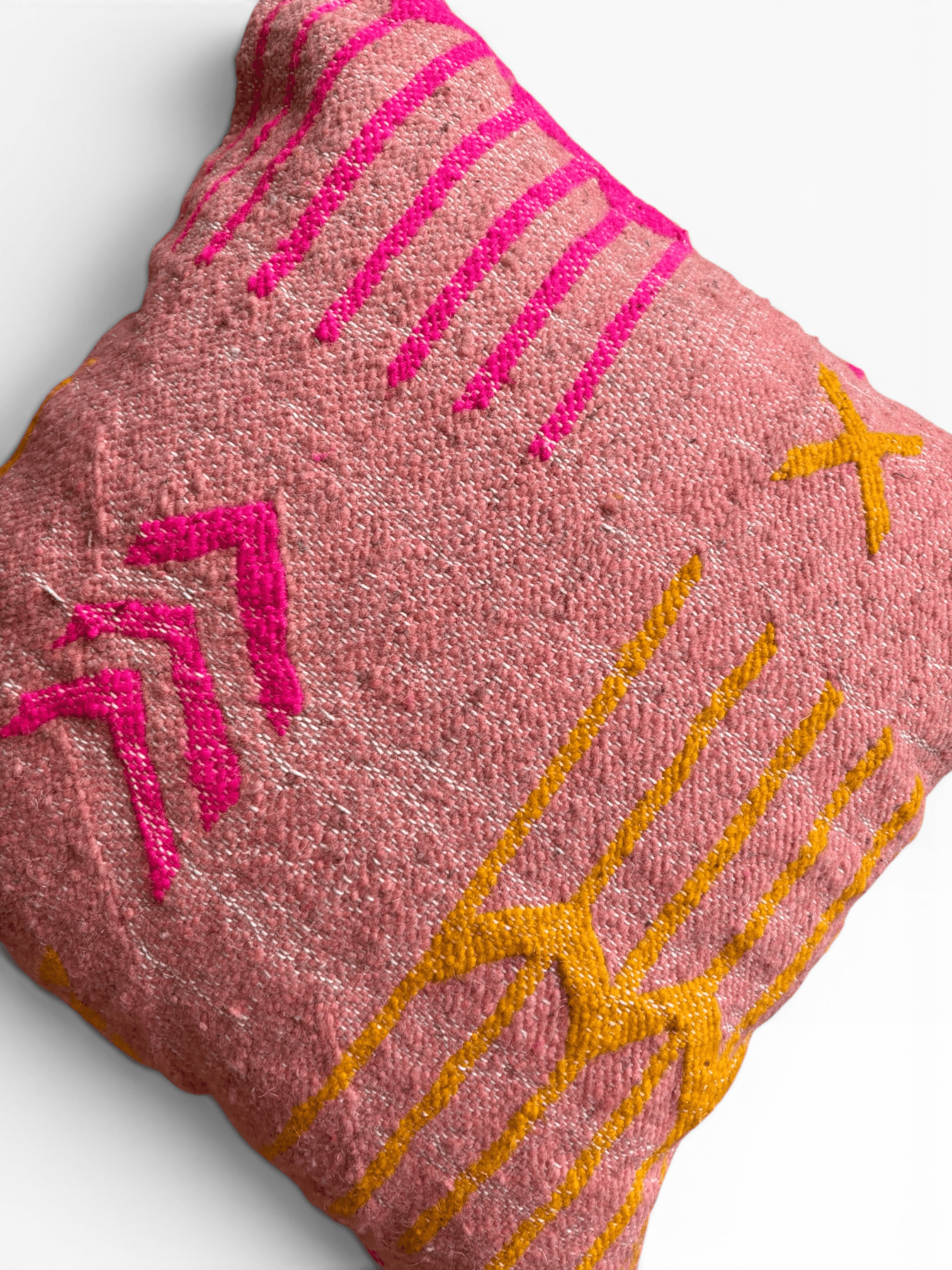 LEY! Kissen „Colorful Line“ in Rosa, Terracotta-Edition, 50 x 50 cm, mit aufgestickten geometrischen Mustern.