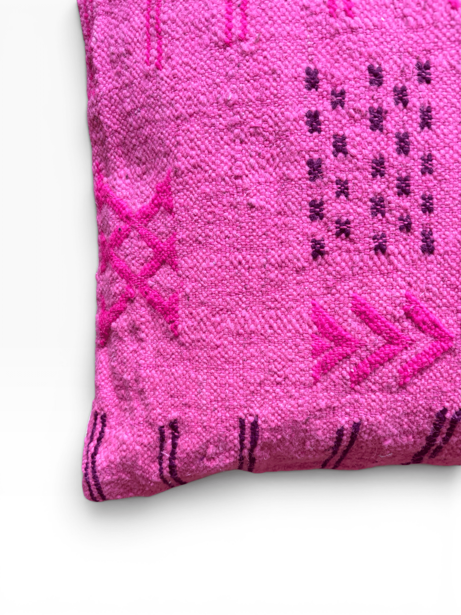 LEY! Kissen – Colorful Line Pink Edition 50 x 50 mit geometrischen violetten Mustern, abgebildet auf einem schlichten weißen Hintergrund.
