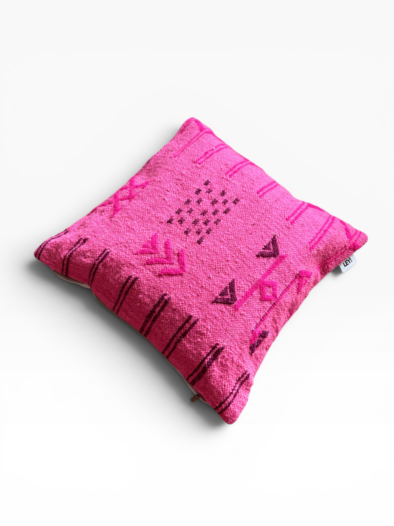 Ein LEY!-Kissen – Colorful Line – Pink Edition, 50 x 50, mit schwarzen Mustern auf weißem Hintergrund.