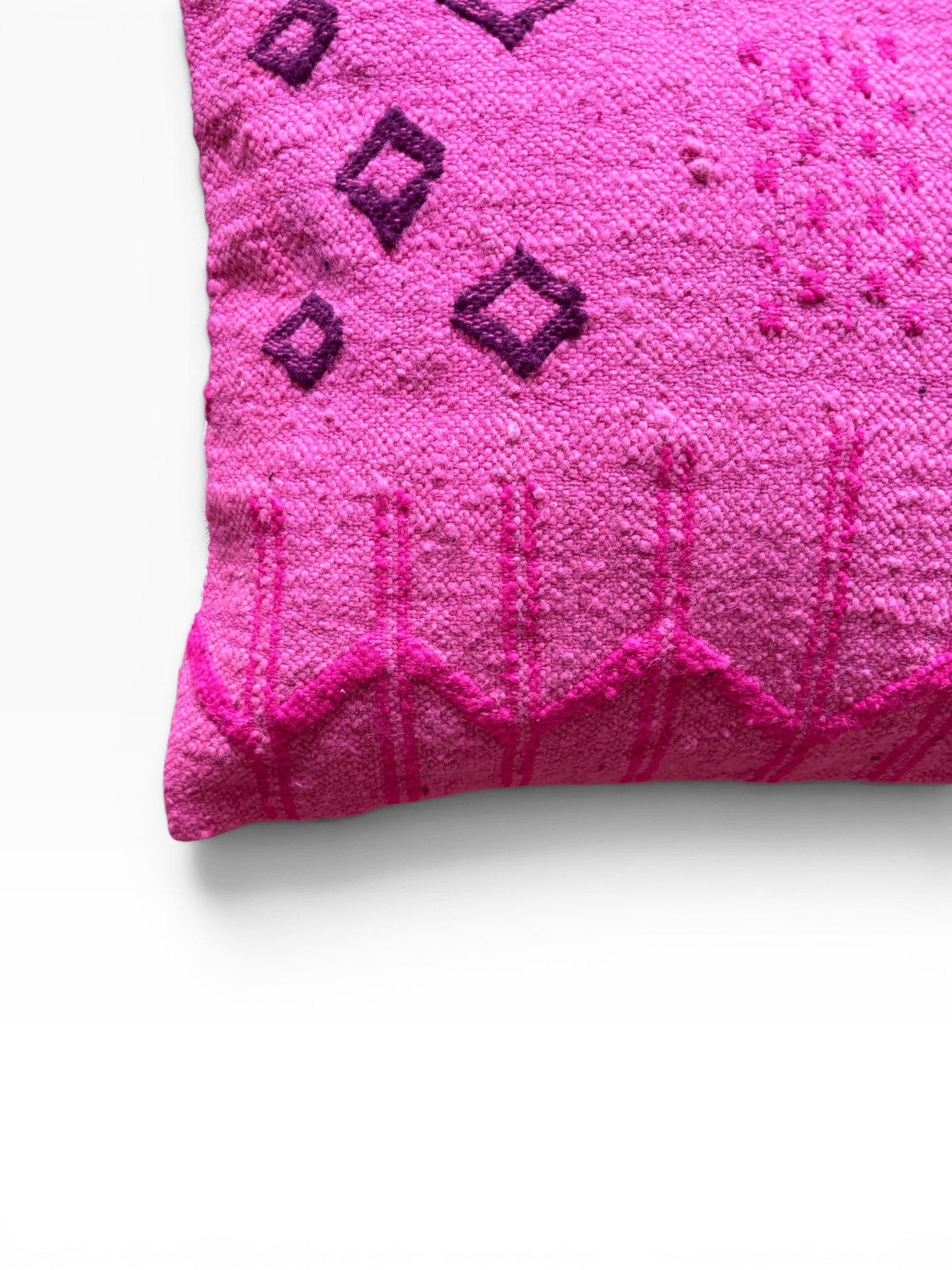 LEY! Kissen – Colorful Line Pink Edition, 50 x 50 cm, mit rosa geometrischem Muster auf weißem Hintergrund.
