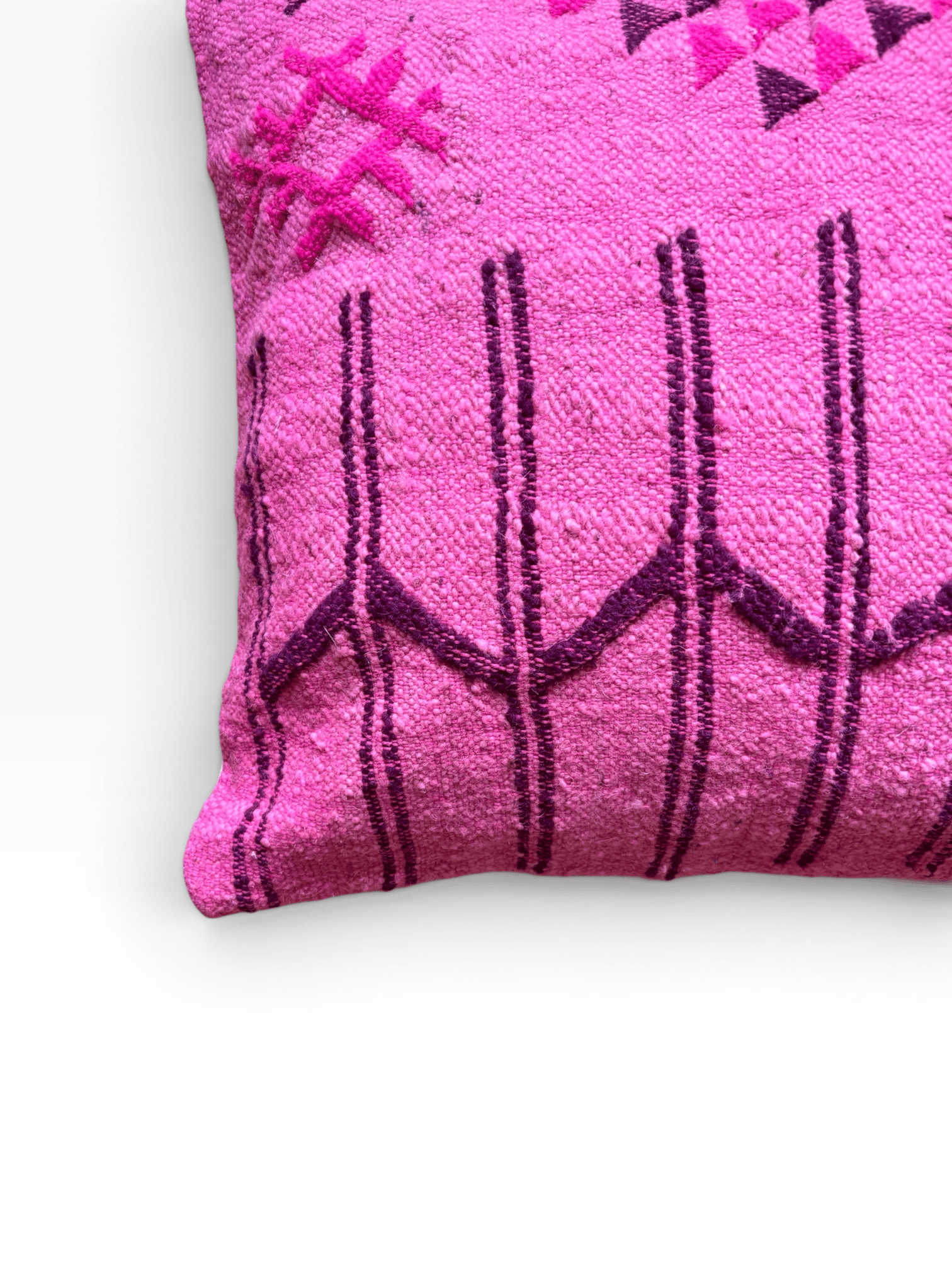 LEY! Kissen – Colorful Line Pink Edition, 50 x 50 cm, geometrische Muster in Lila, abgebildet ist eine Teilansicht.