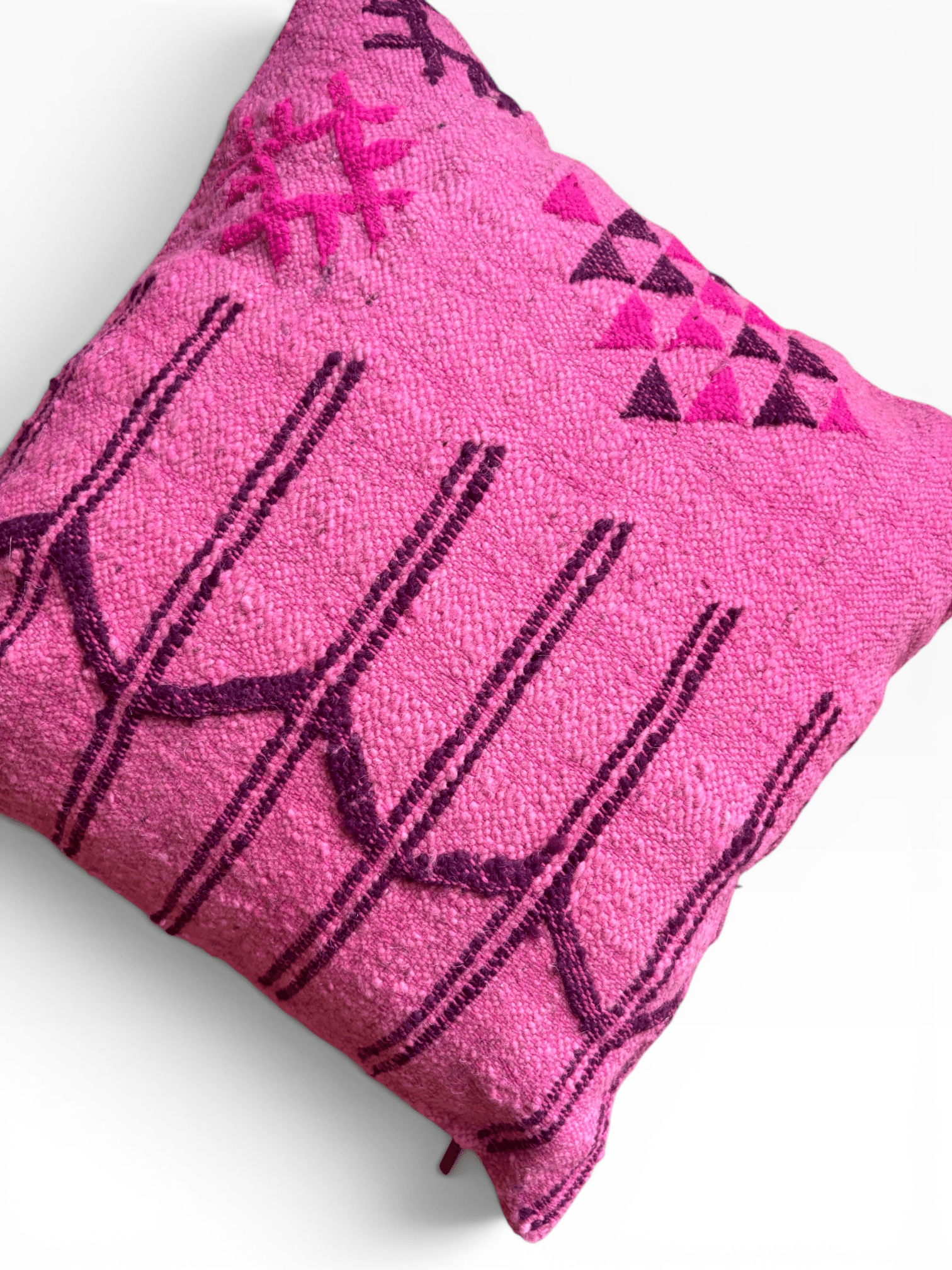 LEY! Kissen – Colorful Line Pink Edition 50 x 50 cm, dunkelviolette Stickerei, abgebildet auf weißem Hintergrund.
