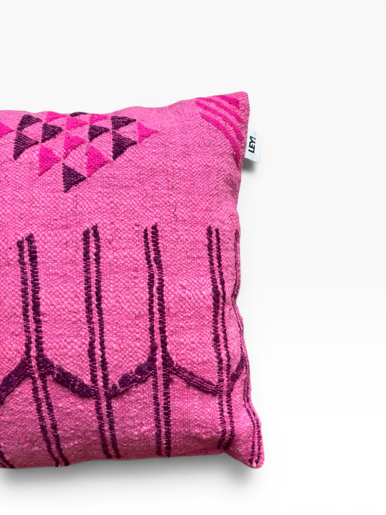 LEY! Kissen – Colorful Line – Pink Edition 50x50: Hochwertiges Kissen aus Schurwolle mit dunkelviolettem Muster auf weißem Hintergrund.