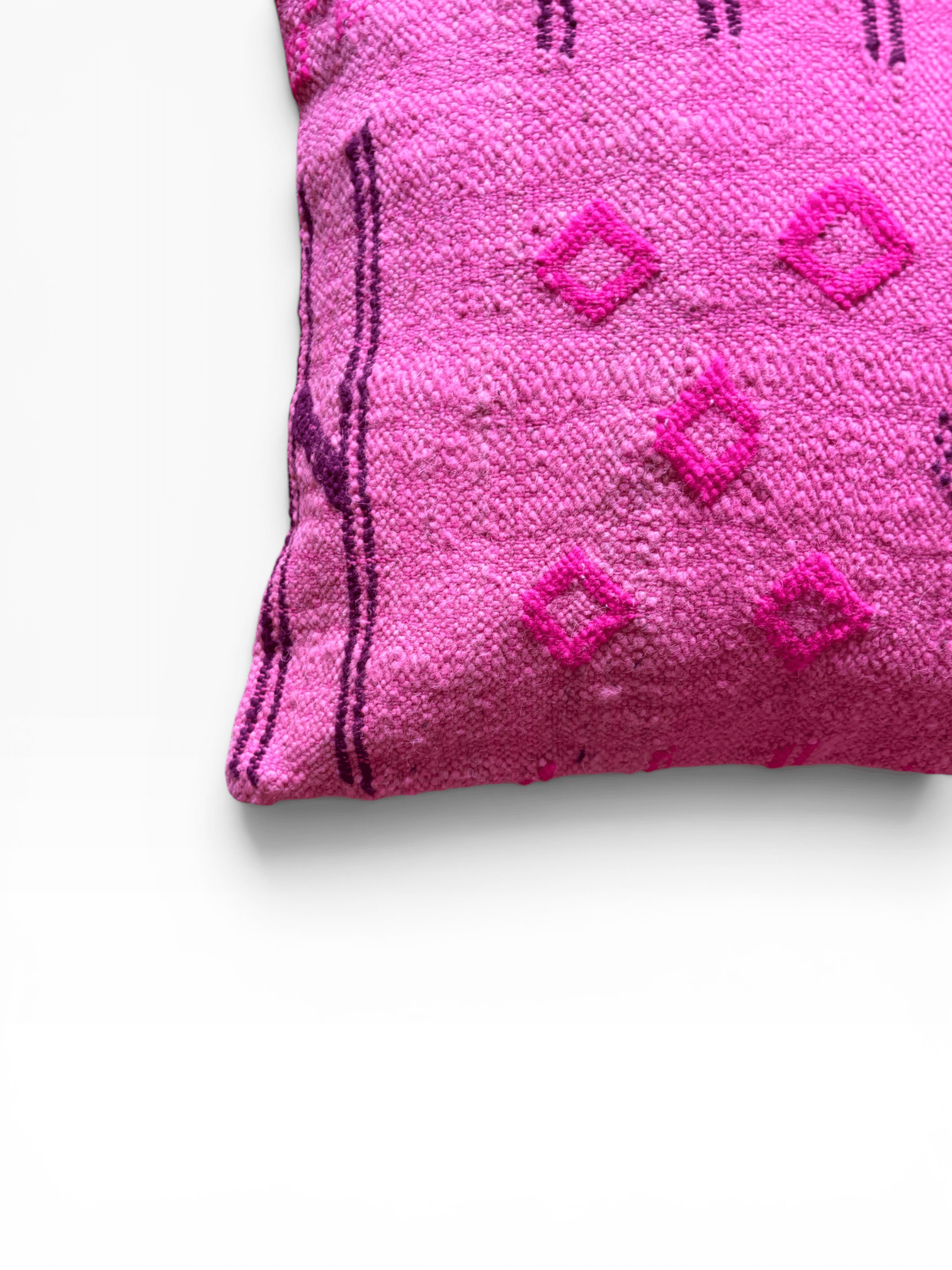 LEY! Kissen – Colorful Line – Pink Edition, 50 x 50 cm, lila geometrisches Muster, handgefertigt in Marrakesch.
