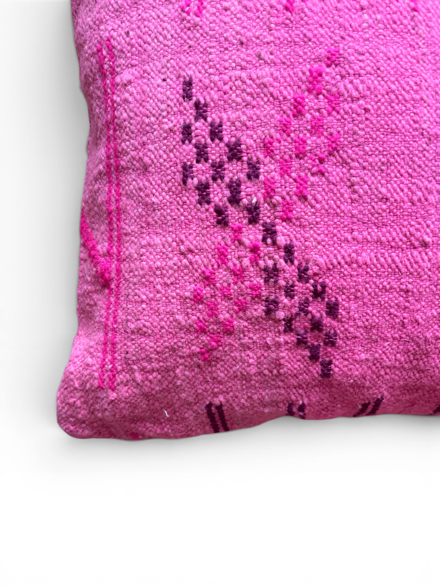 LEY! Kissen – Colorful Line – Pink Edition, 50 x 50 cm, mit violettem geometrischem Muster auf weißem Hintergrund, von LEY!.