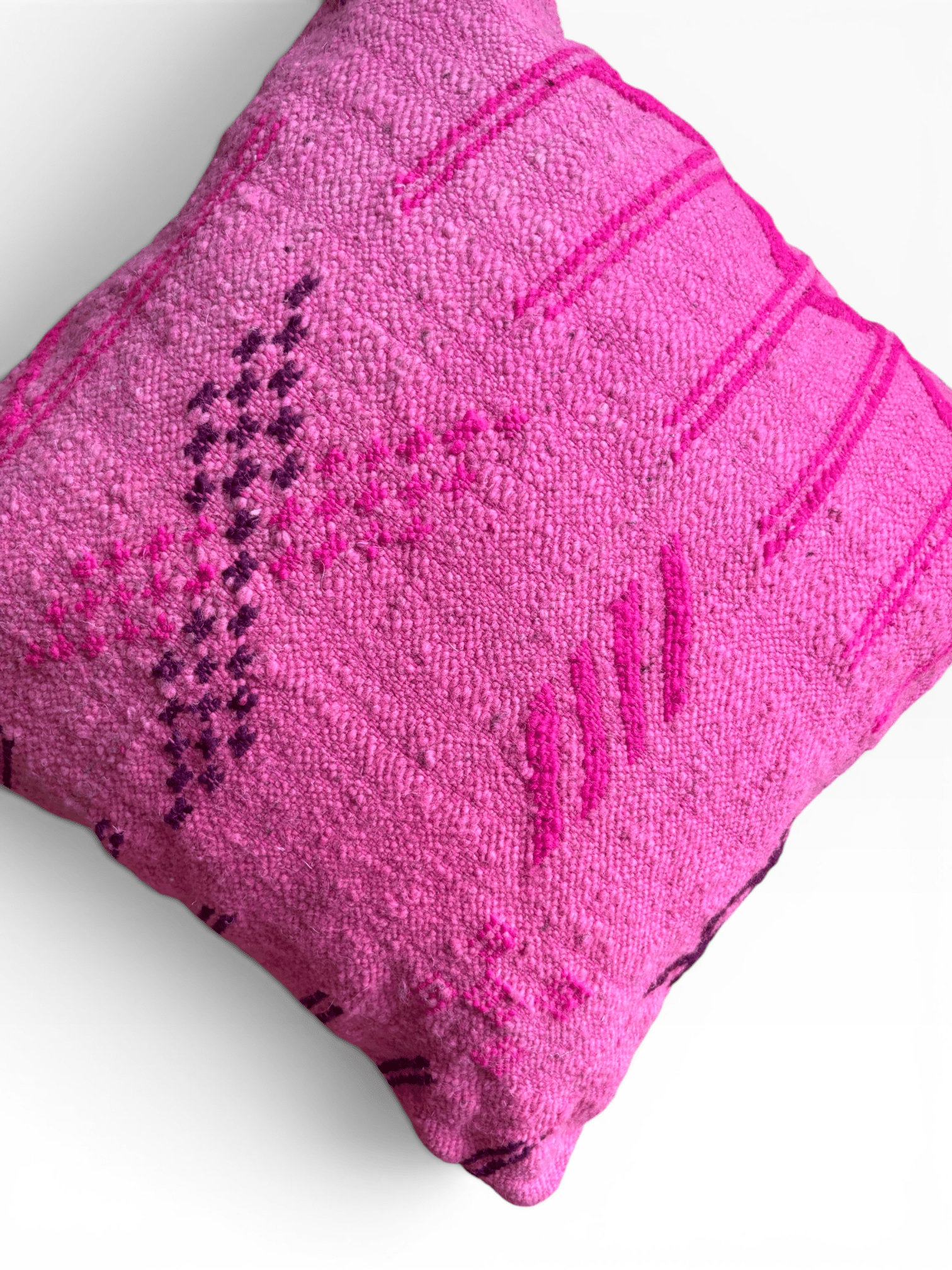 LEY! Kissen – Colorful Line Pink Edition, 50 x 50 cm, rosa mit lila Muster auf weißem Hintergrund, handgefertigt aus Schurwolle.
