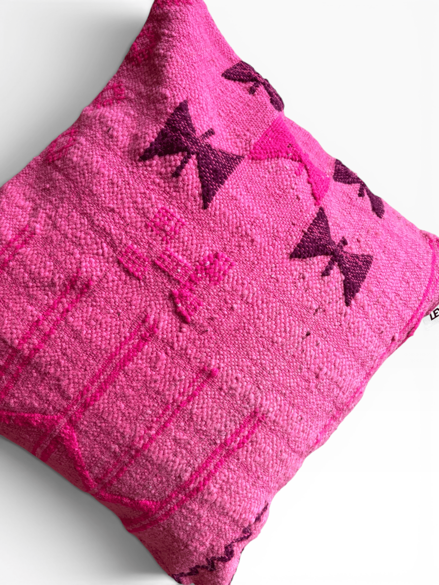 LEY! Kissen – Colorful Line – Pink Edition, Kissen im Format 50 x 50 cm mit rosa geometrischen Linien und strukturierter Oberfläche.