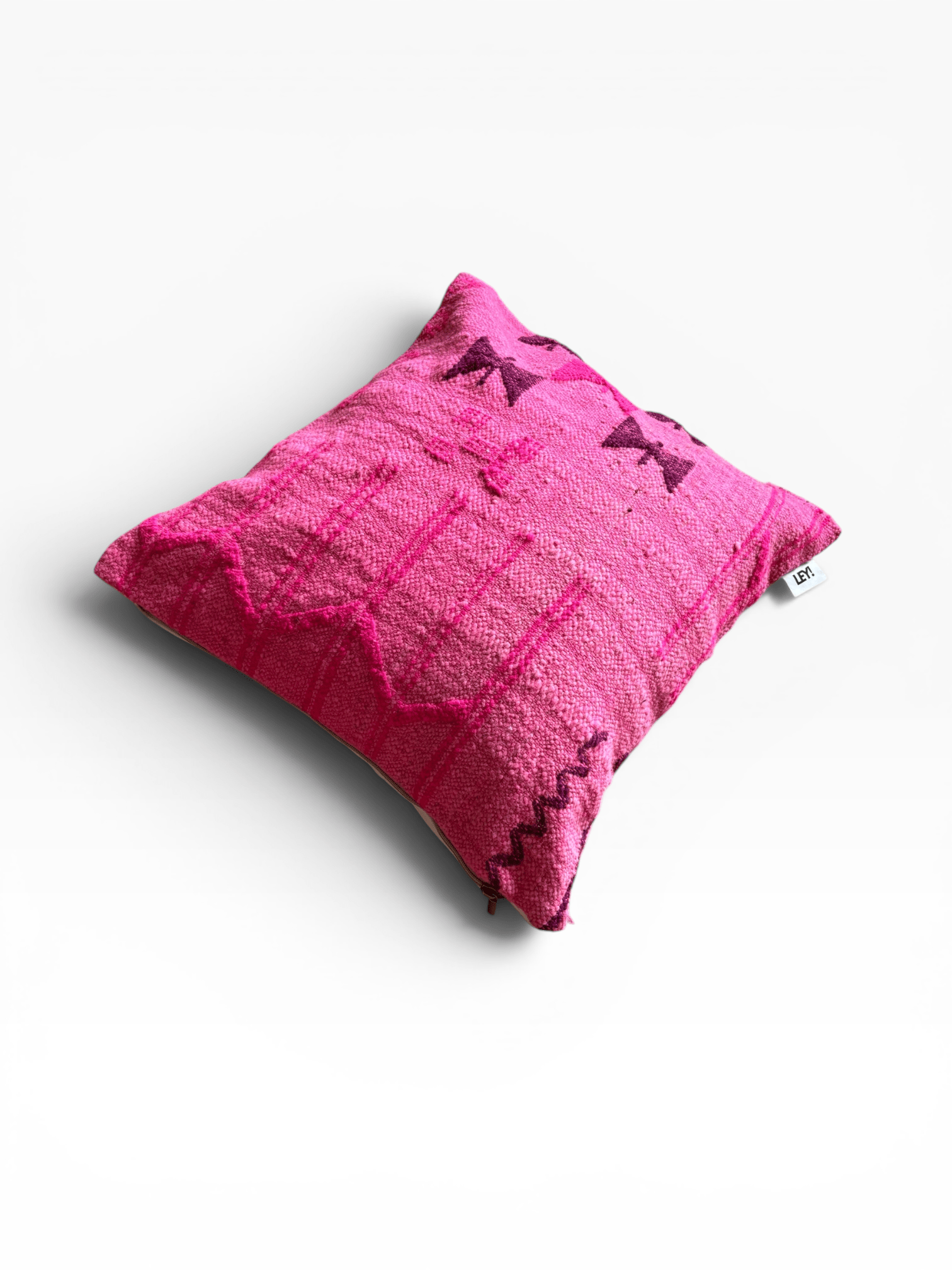 LEY! Kissen – Colorful Line Pink Edition, 50 x 50 cm, handgefertigt mit dunklen Mustern auf weißem Hintergrund.