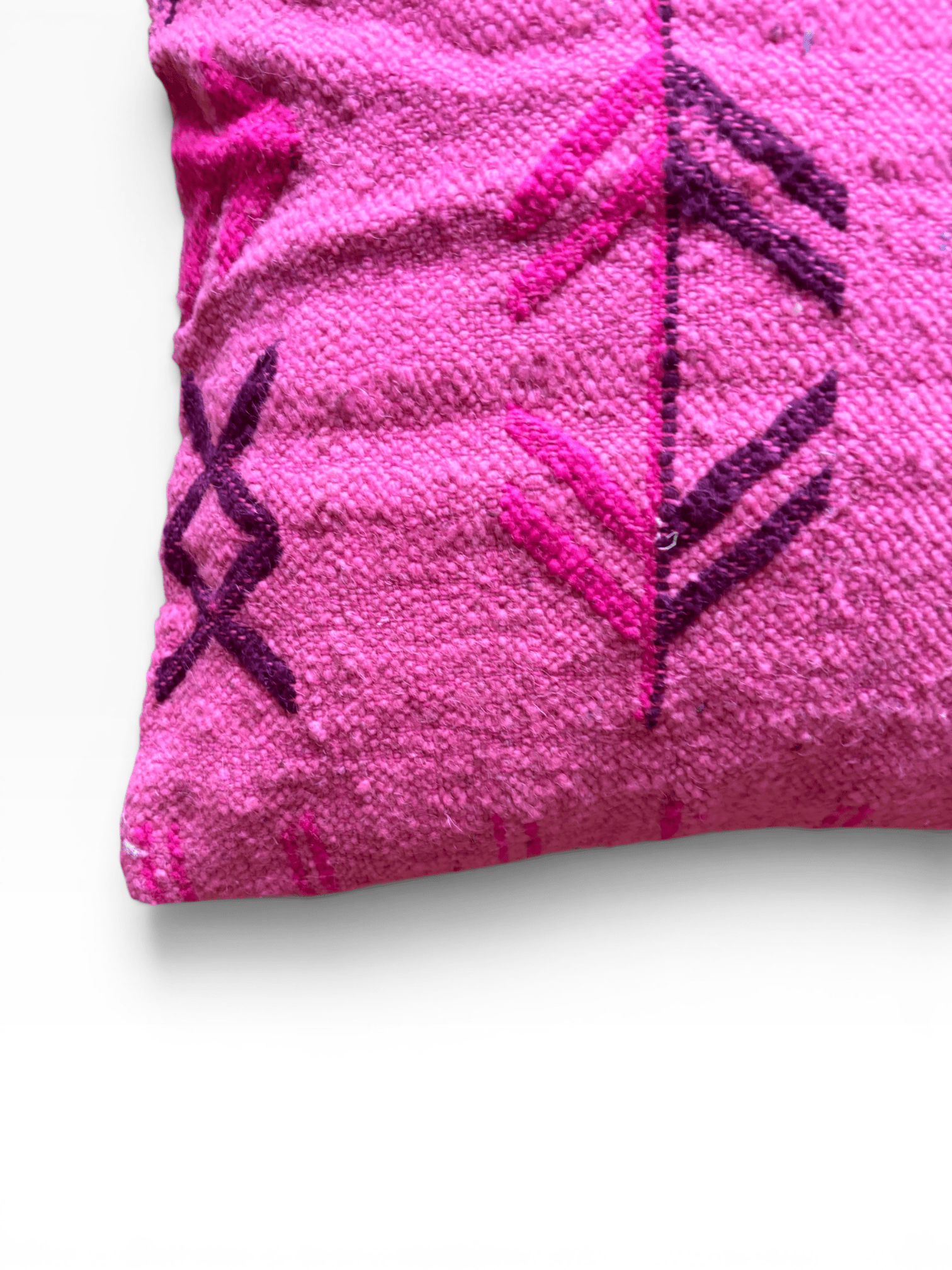 Nahaufnahme eines LEY!-Kissens – „Colorful Line“ – Pink Edition 50 x 50, mit rosa geometrischen Mustern auf weißem Hintergrund.