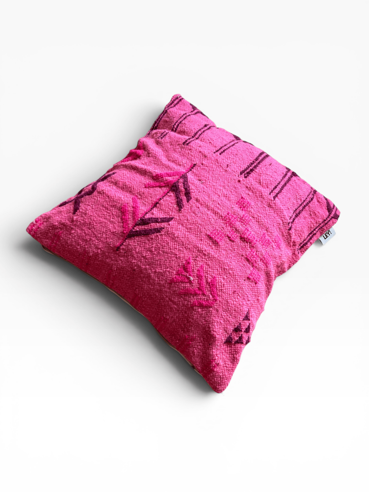 LEY! Kissen – Colorful Line – Pink Edition 50x50 von LEY! mit dunkelrosa und schwarzen geometrischen Mustern auf weißem Hintergrund.