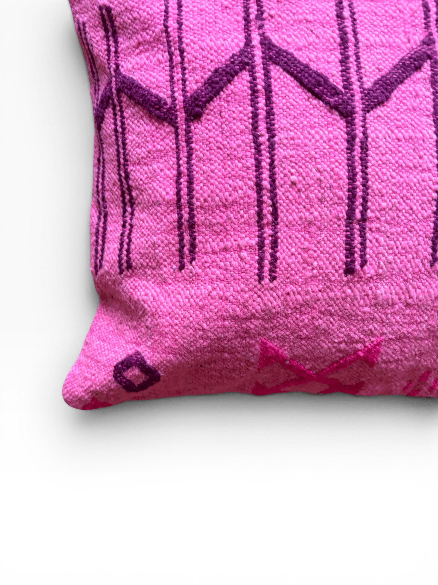 LEY! Kissen – Colorful Line Pink Edition 50 x 50, geometrische Muster in Hell und Dunkel auf weißem Hintergrund; abgebildet ist eine Ansicht aus der Ecke.