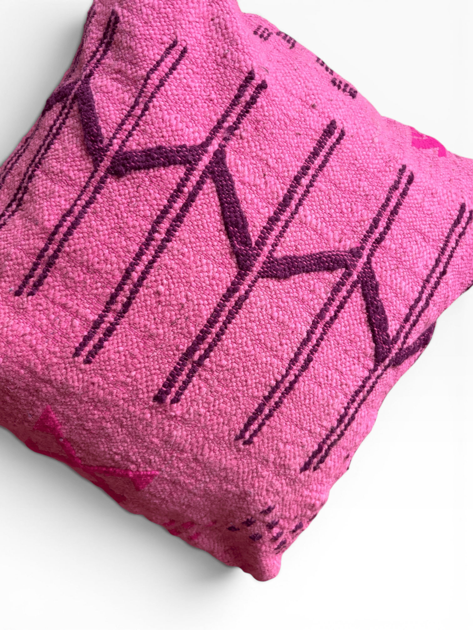 LEY! Kissen – Colorful Line Pink Edition, 50 x 50, mit dunkelvioletten Zickzack-/Linienmotiven auf weißem Hintergrund.