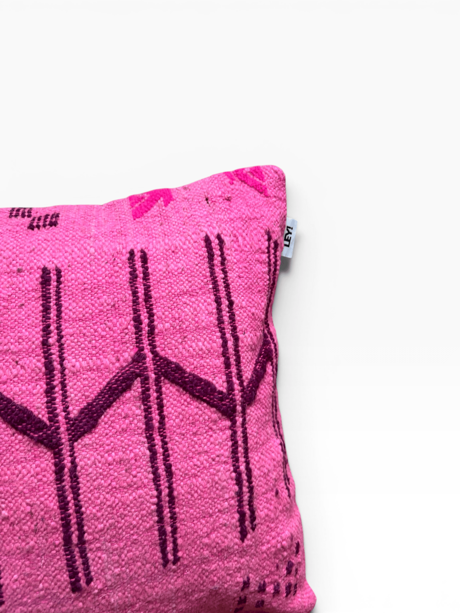LEY! Kissen – Colorful Line – Pink Edition von LEY! mit violetten geometrischen Mustern auf weißem Hintergrund.