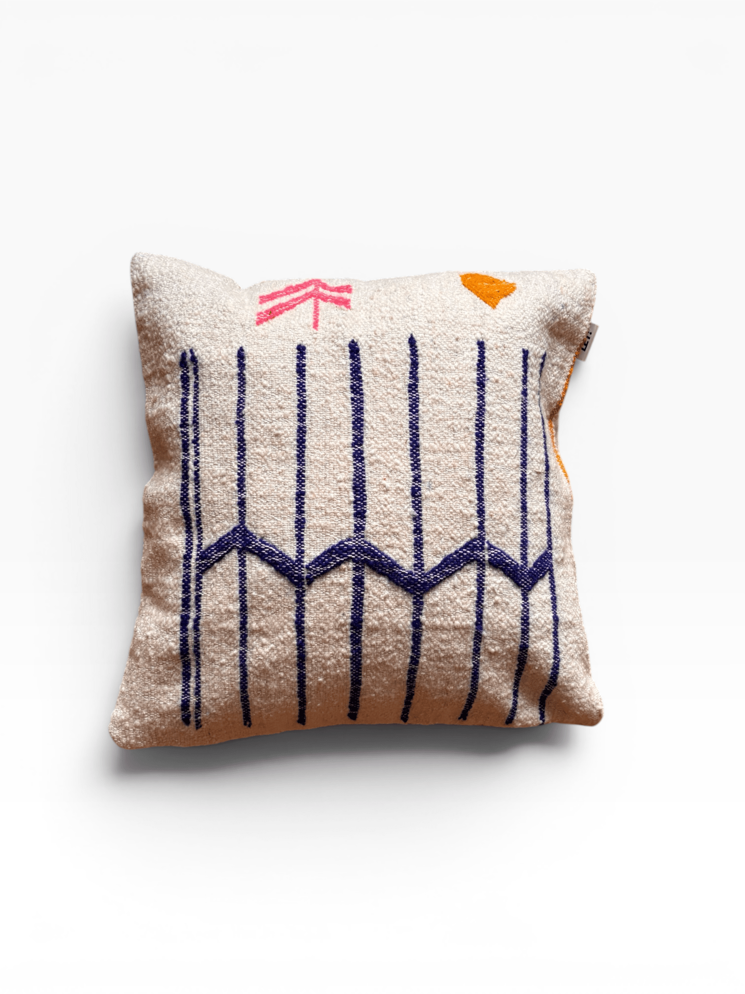 LEY! Kissen – „Colorful Line“ von LEY!: 50 x 50 Wollkissen mit abstrakten blauen, rosa und orangefarbenen Formen auf beigem Hintergrund.