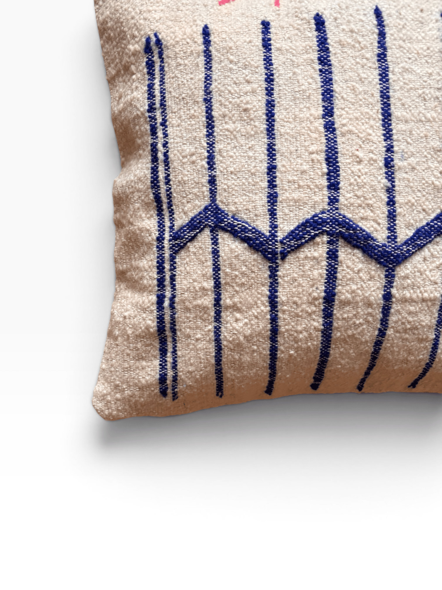 LEY! Kissen – Colorful Line, 50 x 50 von LEY!: Cremefarben mit blauen Chevron- und Linienmustern auf weißem Hintergrund.