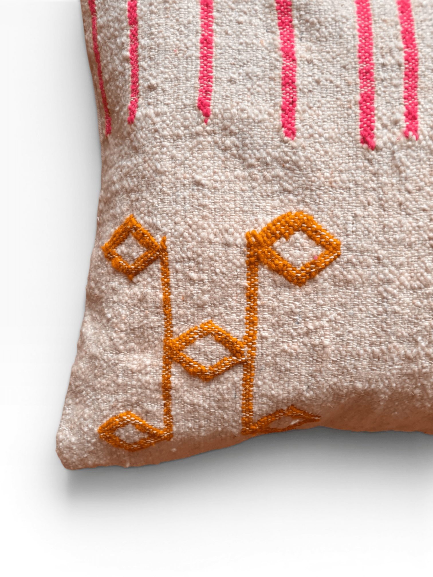 LEY! Kissen – Colorful Line 50x50: Ein beiges, gewebtes Kissen mit rosa Streifen und orangefarbenen Rautenmotiven von LEY!.