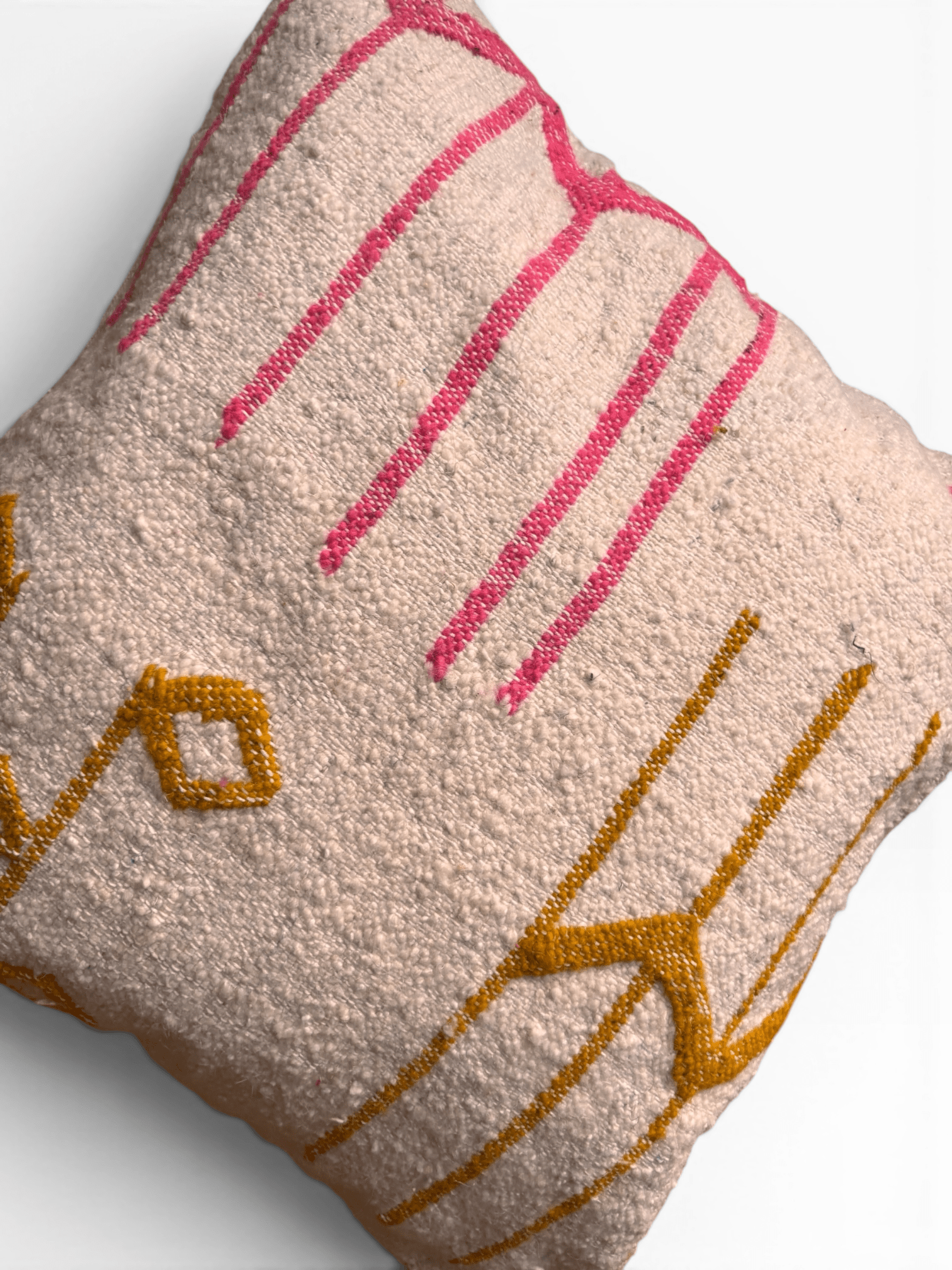 LEY! Kissen – Colorful Line 50x50 von LEY! in cremefarbenem Strukturstoff mit einem von Marrakesch inspirierten Streifenmuster in Rosa und Gelb.