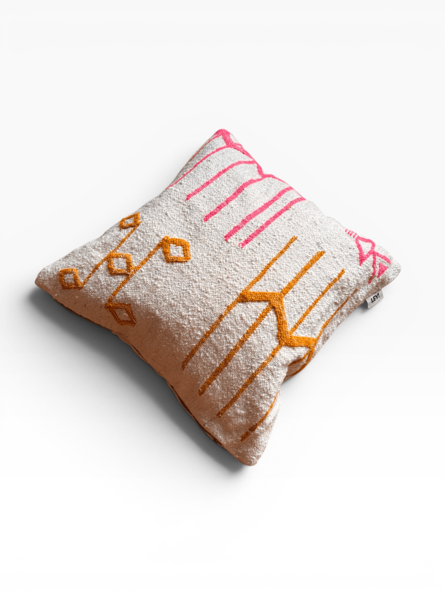 LEY! Kissen – Colorful Line: Kissen im Format 50 x 50 cm mit geometrischen Linien in Rosa und Orange sowie Rauten auf weißem Hintergrund.