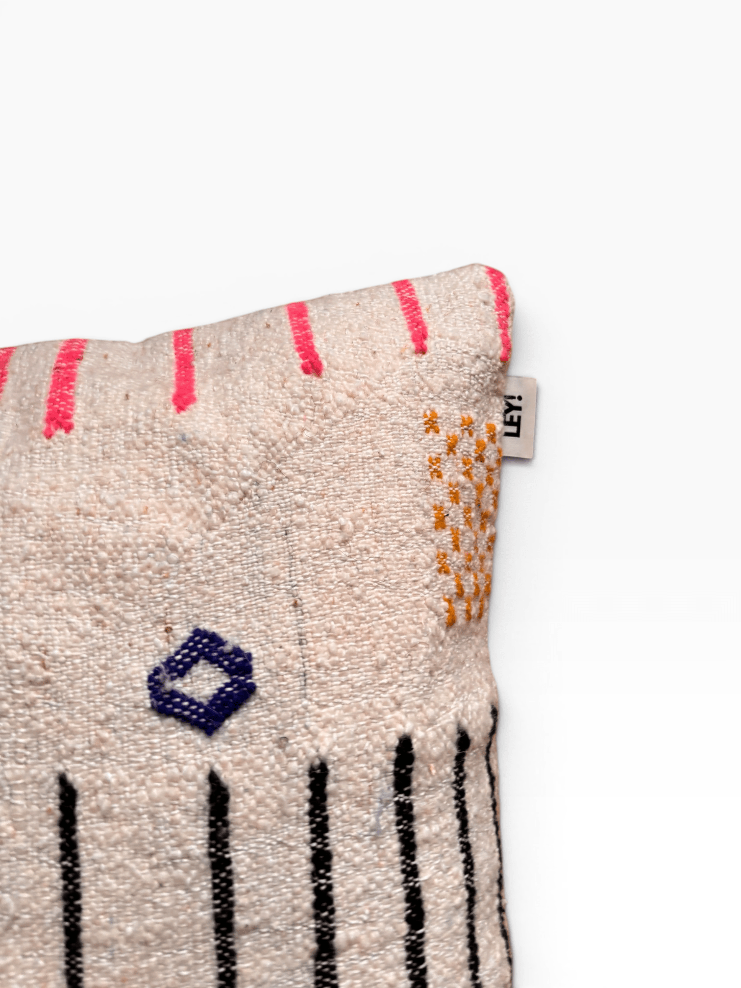 LEY! Kissen – Colorful Line 50x50 von LEY!: Cremefarbenes Wollkissen mit rosa, gelben und schwarzen Ziernähten im Marrakesch-Stil.