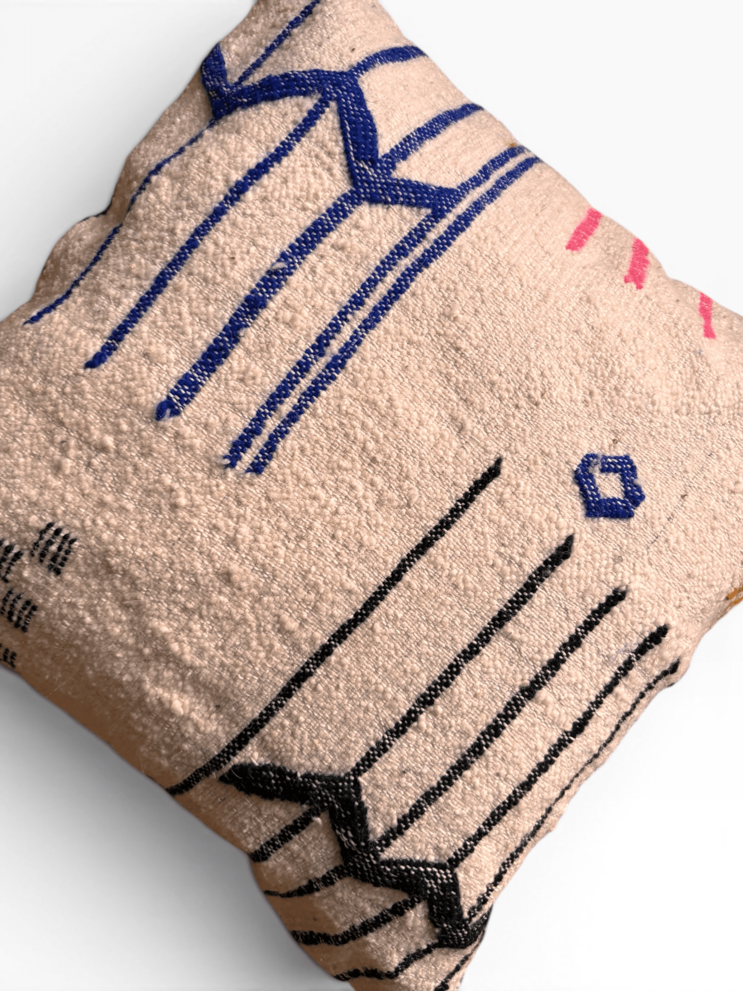 LEY! Kissen – Colorful Line: 50 x 50, beiges Kissen mit abstrakten blauen, schwarzen und rosa Linien von LEY!.