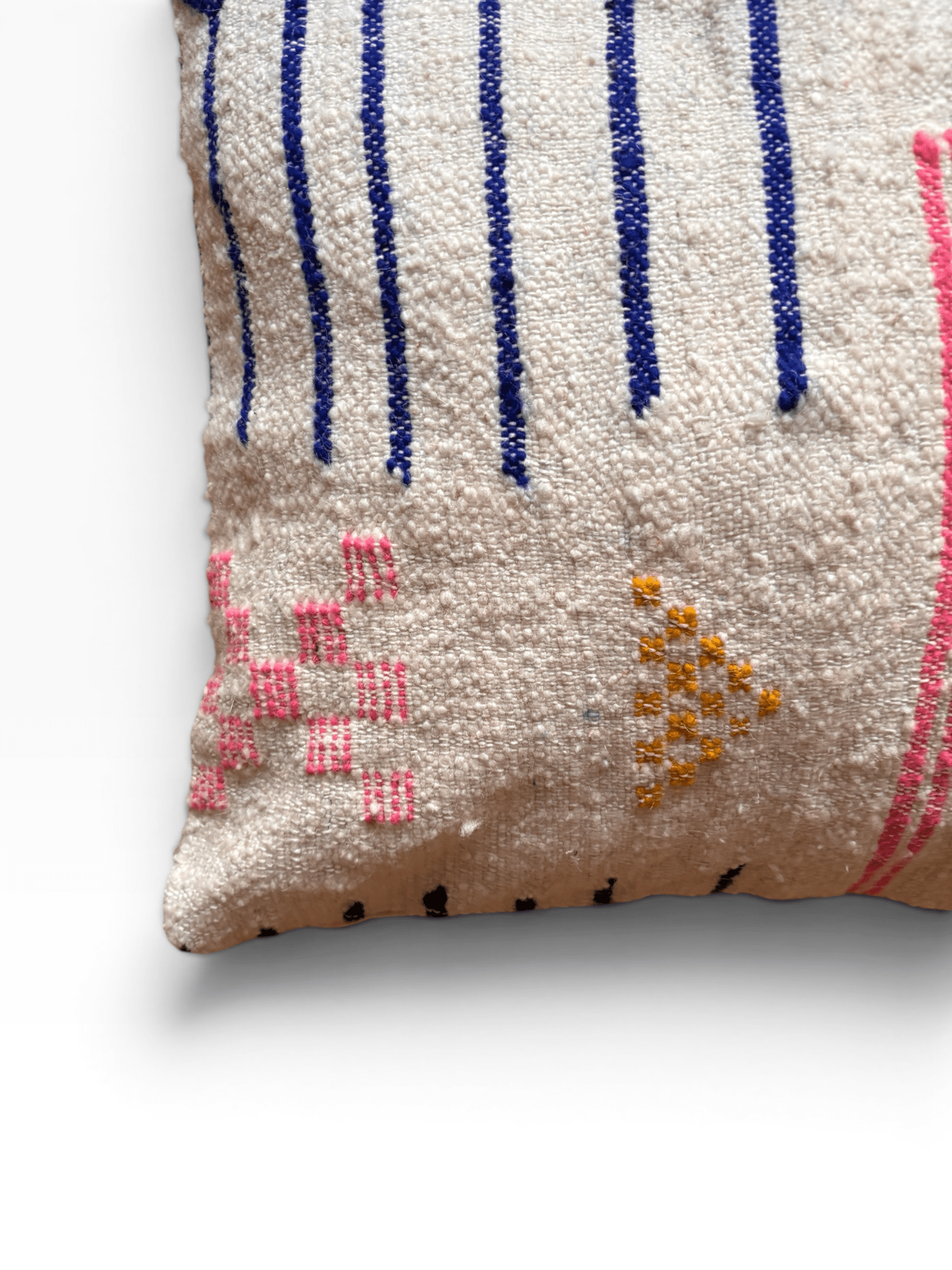 LEY! Kissen – Colorful Line, 50 x 50 cm: Beige, handgefertigt, mit blauen Streifen, pinken Quadraten und einem gelben Dreieck.