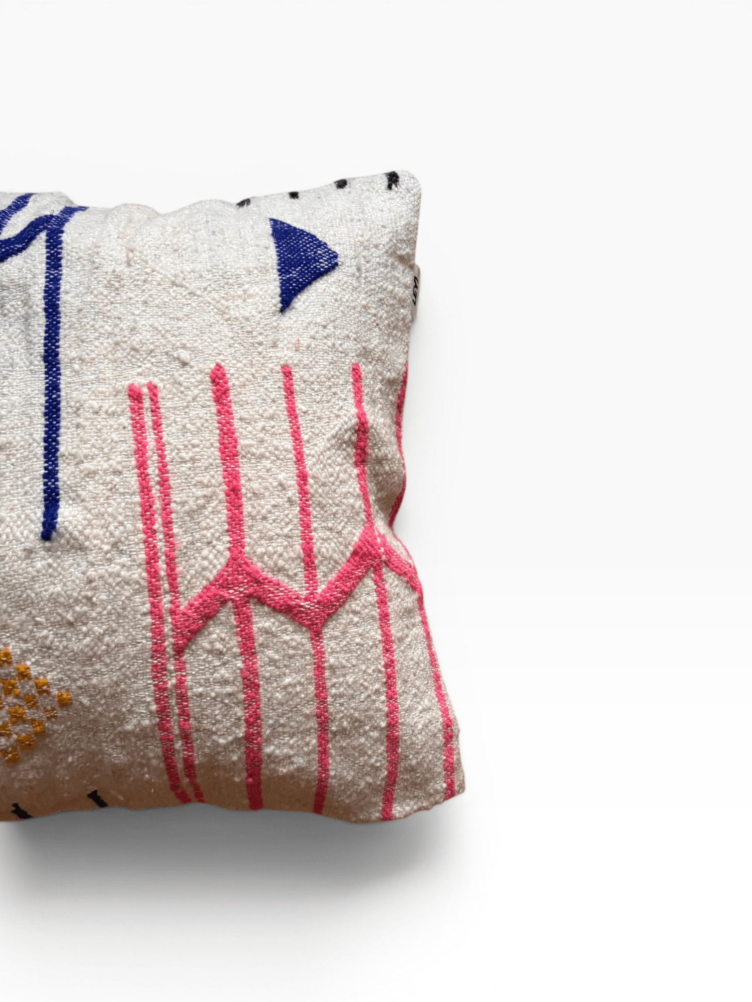LEY! Kissen – Colorful Line, 50 x 50 cm, handgefertigt mit pink-blauen Mustern auf weißem Schurwollgrund.