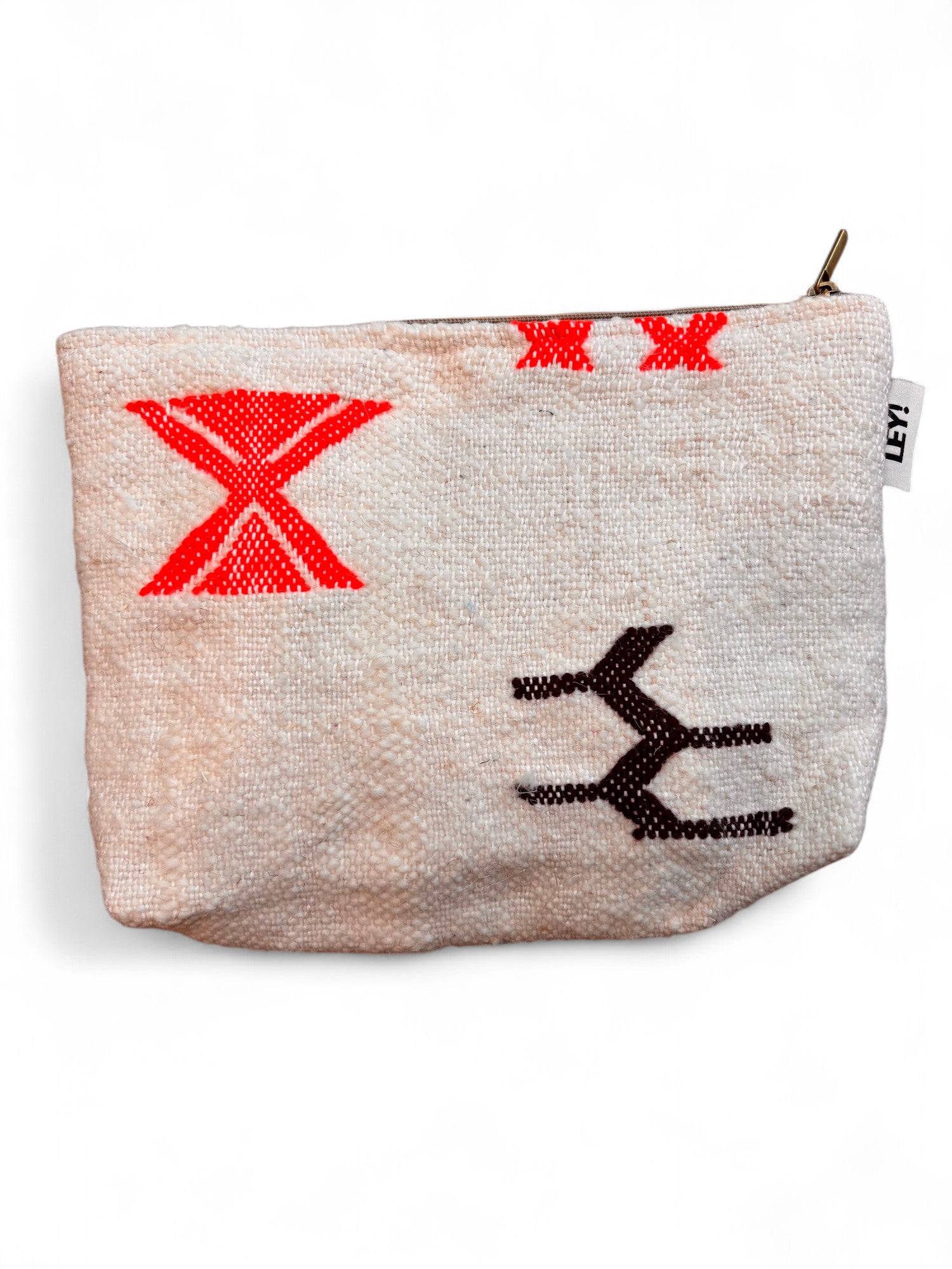 Die LEY! Tasche - Colorful Line - 20x30cm ist eine kleine beigefarbene Schurwolle-Tasche mit Reißverschluss und roten, schwarzen und bunten geometrischen Mustern und X-Formen auf der Vorderseite - gefertigt in Marrakesch - auf einem schlichten weißen Hintergrund.