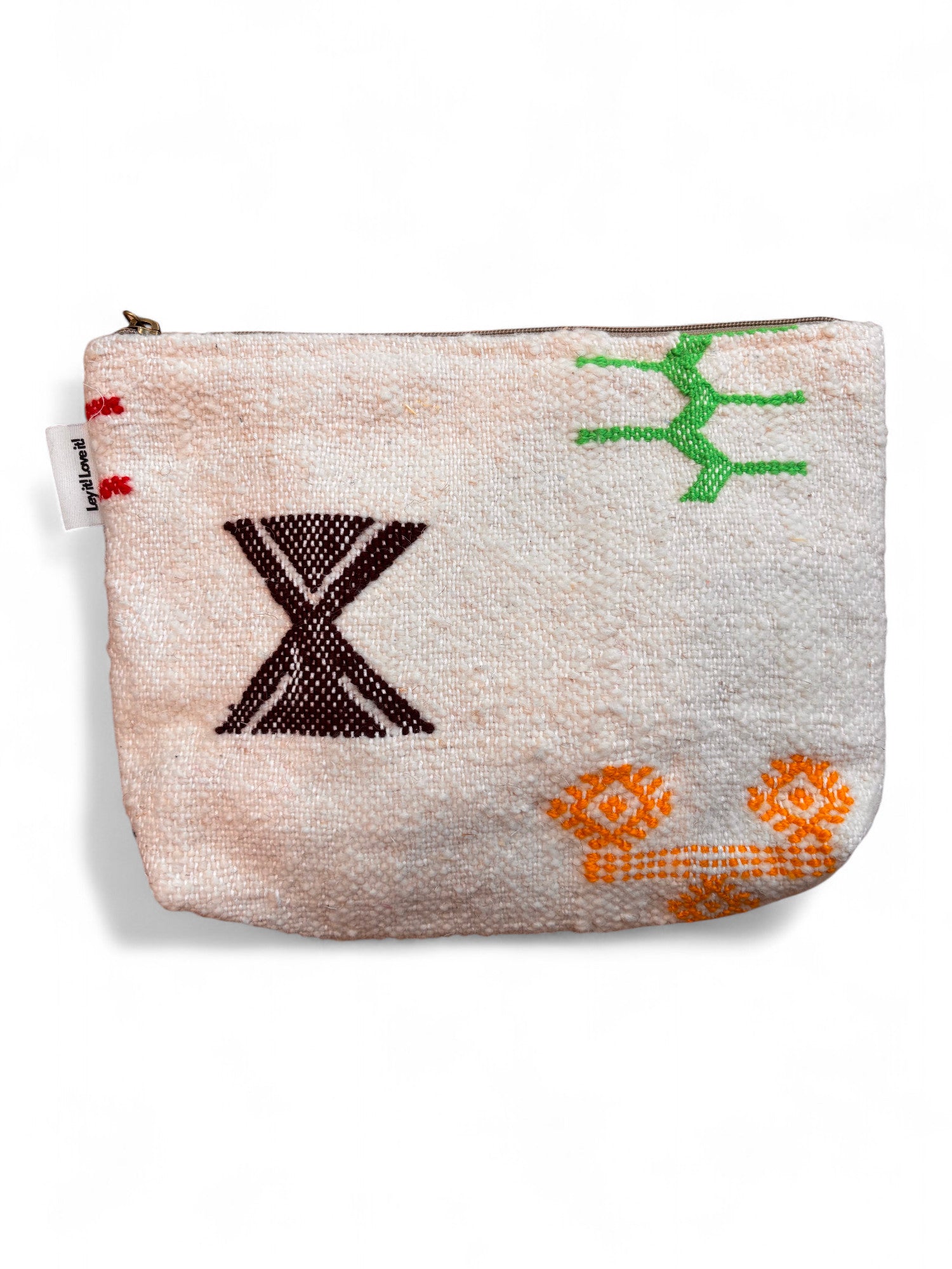 Die Tasche - Colorful Line von LEY! ist eine 20x30cm große weiße Reißverschlusstasche aus strukturiertem Stoff mit einer abstrakten Stickerei in Schwarz, Grün und Orange, die von Handarbeit Marrakesch inspiriert ist, und einem kleinen Markenanhänger am linken Rand.