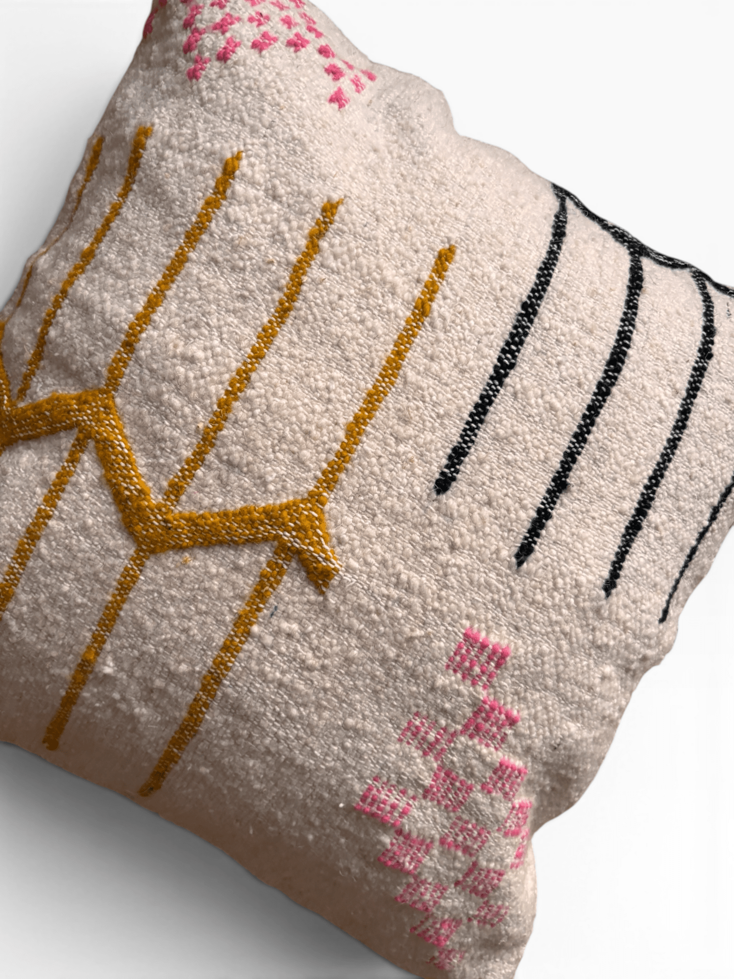 LEY! Kissen – Colorful Line 50x50: Beiges Wollkissen mit geometrischen Stickereien in Gold, Schwarz und Rosa von LEY!.