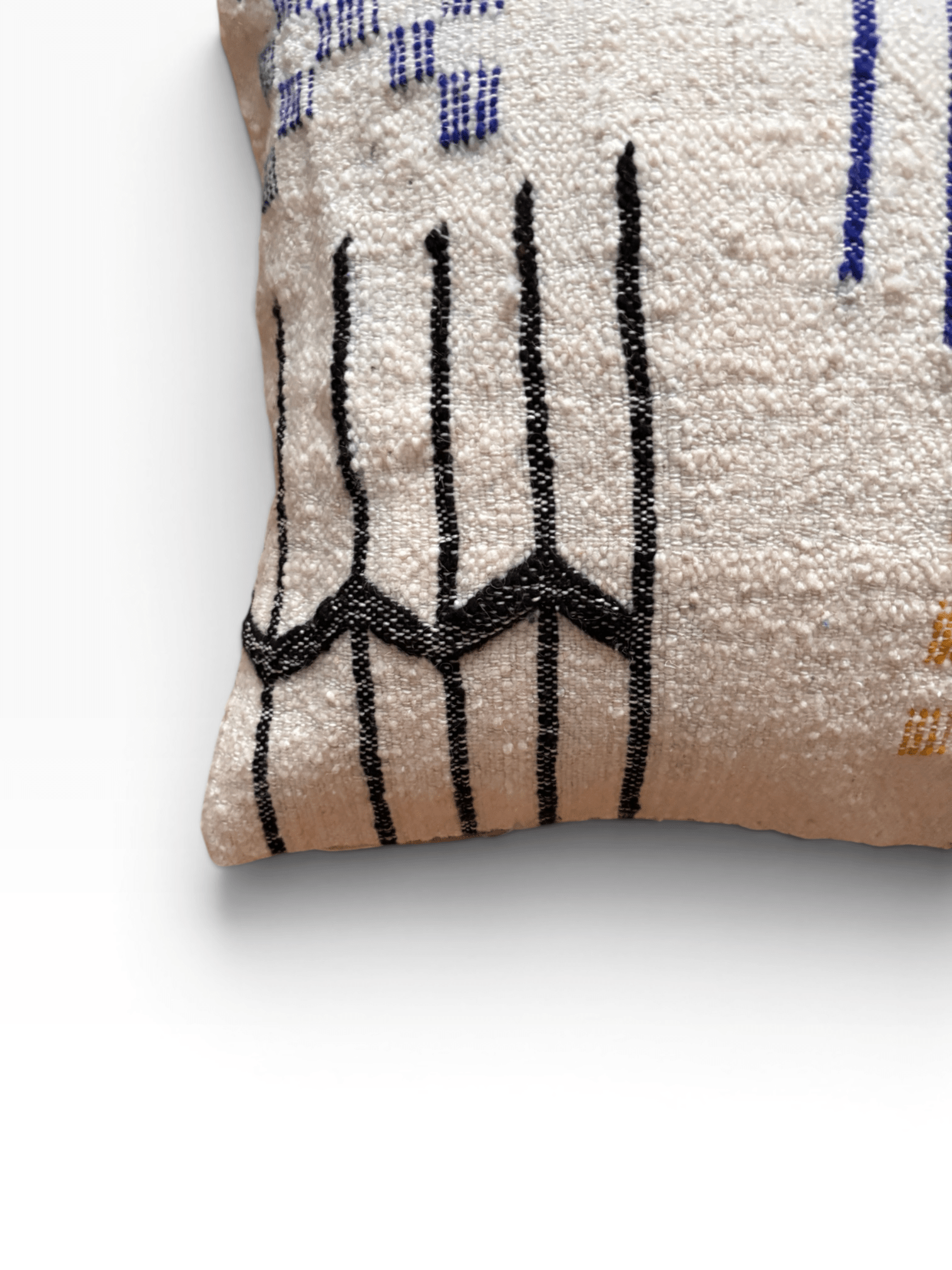 LEY! Kissen – Colorful Line, 50 x 50 cm, Schurwolle, beige mit schwarzer Stickerei und bunten Akzenten.
