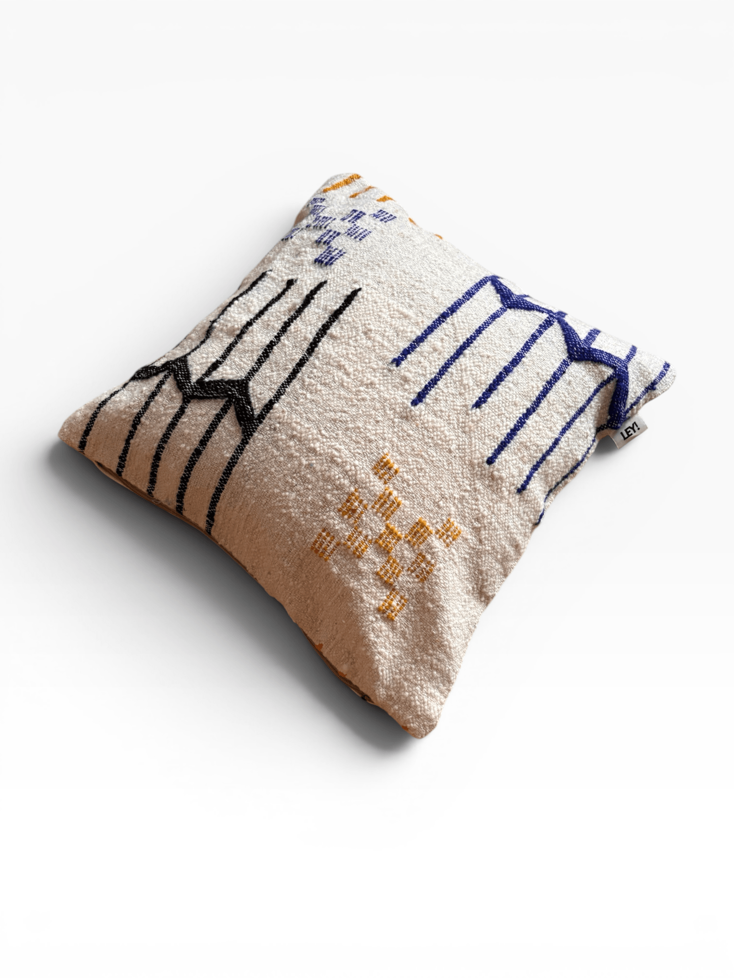 LEY! Kissen – Colorful Line, 50 x 50 cm, von LEY! mit schwarzer, blauer und gelber Stickerei auf beiger Schurwolle.