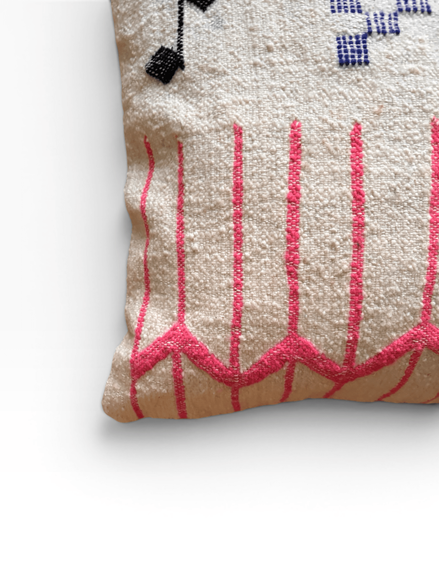 LEY! Kissen – Colorful Line 50x50: Beiges Wollkissen mit rosa Zickzackmuster und farbenfrohen, von Marrakesch inspirierten Motiven.