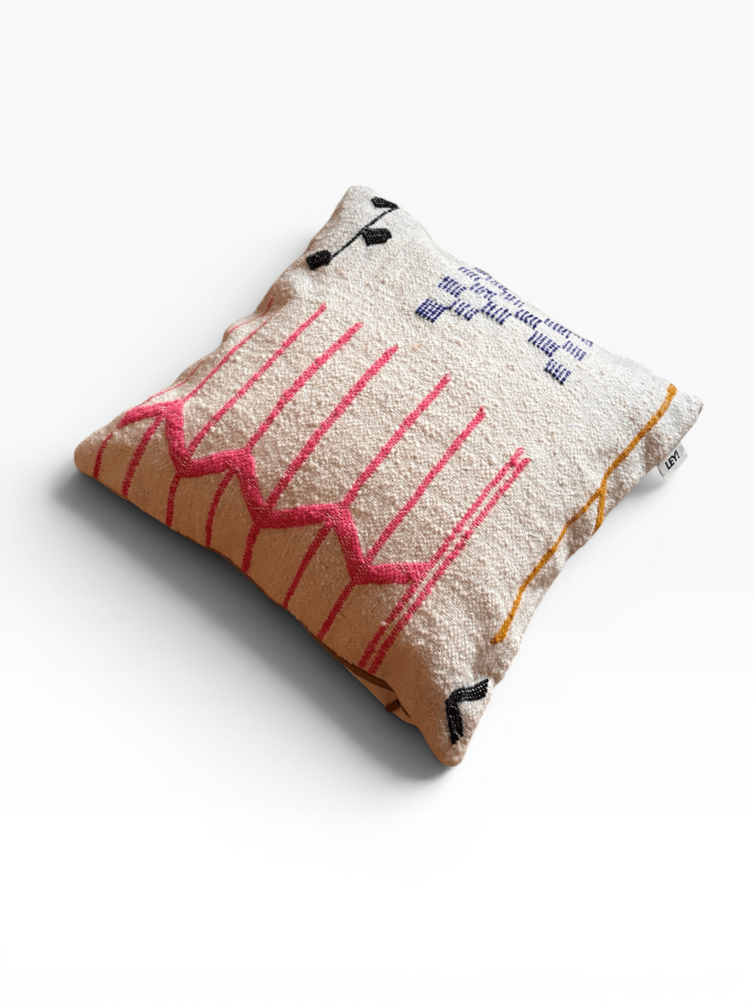 LEY! Kissen – Colorful Line 50x50: Ein handgefertigtes Kissen mit einem abstrakten Linienmuster in Pink, Orange, Schwarz und Blau.