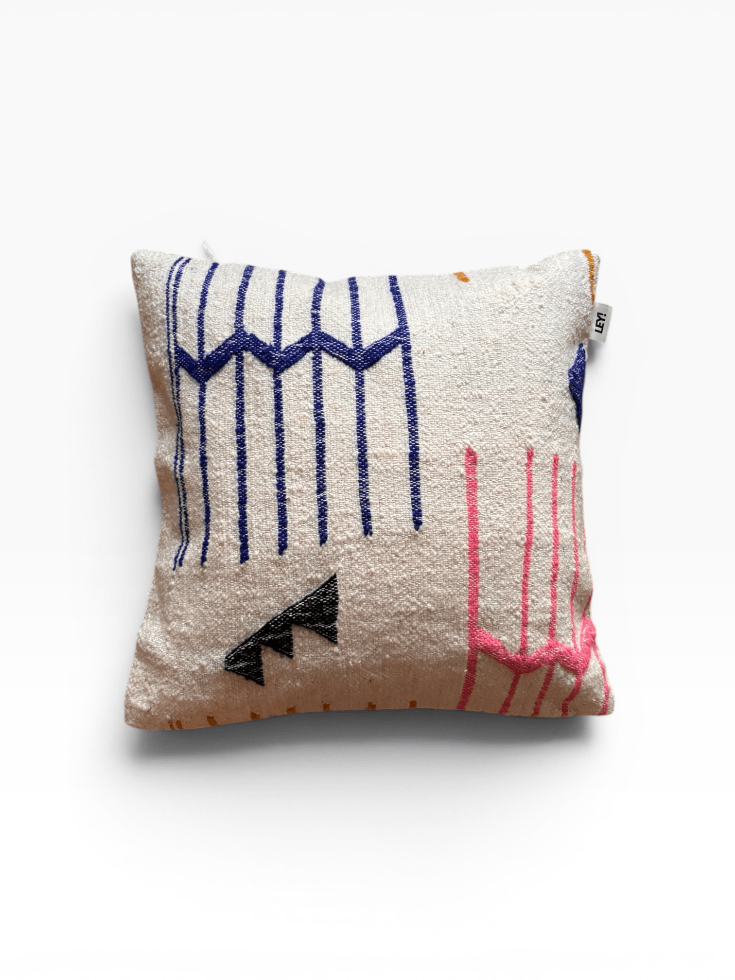 LEY! Kissen – „Colorful Line“, 50 x 50 cm großes Zierkissen mit blauen, rosa und schwarzen Streifen auf weißem Hintergrund von LEY!, Ansicht von oben.