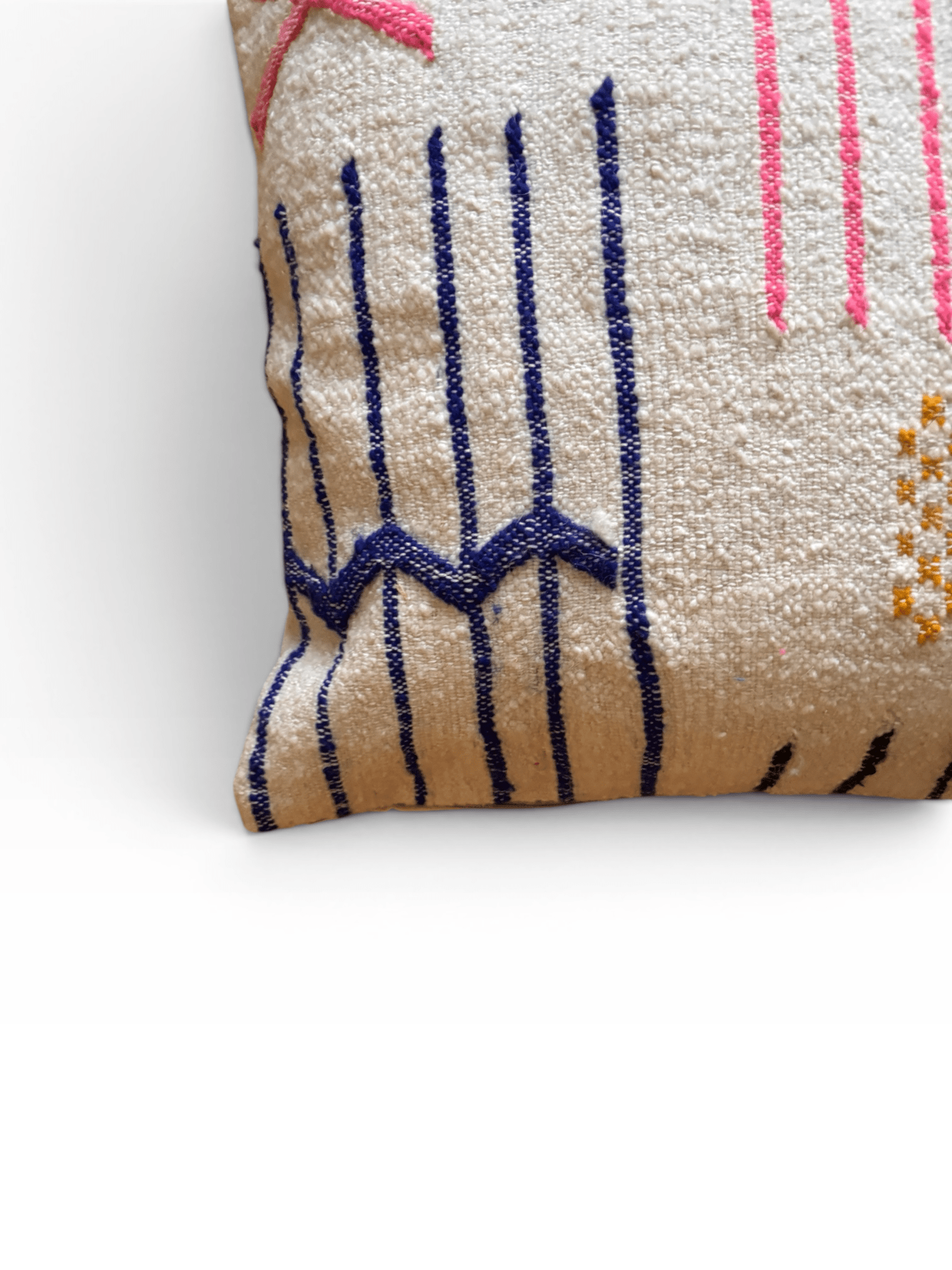 LEY! Kissen – Colorful Line, 50 x 50 cm, beige strukturiert mit blauen Zickzackmustern und Stickerei auf weißem Grund. Marke: LEY!.