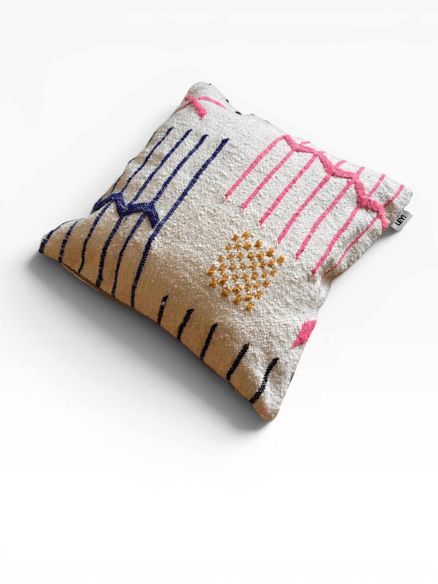 LEY! Kissen – Colorful Line: 50 x 50 cm großes Kissen aus weißer Wolle mit mehrfarbigen geometrischen Stickereien von LEY!.