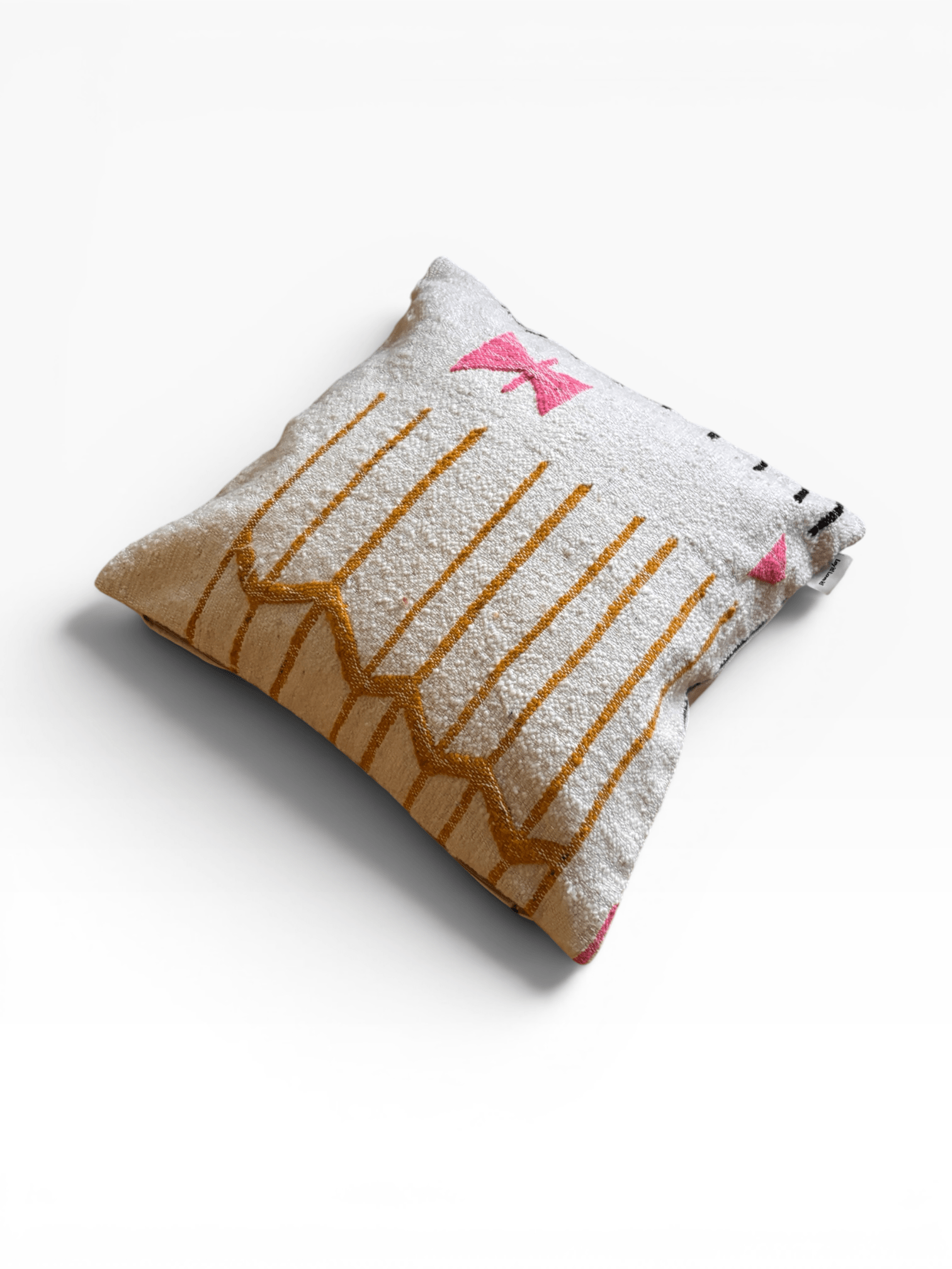 LEY! Kissen – Colorful Line, 50 x 50 cm: Weiß mit gelben Linien und rosa geometrischen Formen. Von LEY!.