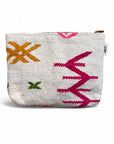 Die LEY! Tasche - Colorful Line - 20x30cm ist eine weiße Schurwolltasche mit Reißverschluss, die mit rosa, gelben und grünen geometrischen Mustern bestickt ist. Texturiert und handgefertigt-authentische Handarbeit Marrakesch.