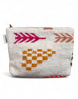 Die LEY! Tasche - Colorful Line - 20x30cm ist eine weiße, strukturierte Reißverschlusstasche mit aufgestickten rosa, orangen und grünen Pfeil- und Dreiecksmustern, inspiriert von Handarbeit Marrakesch. Sie ist mit einem kleinen Stoffanhänger an der Seite versehen.