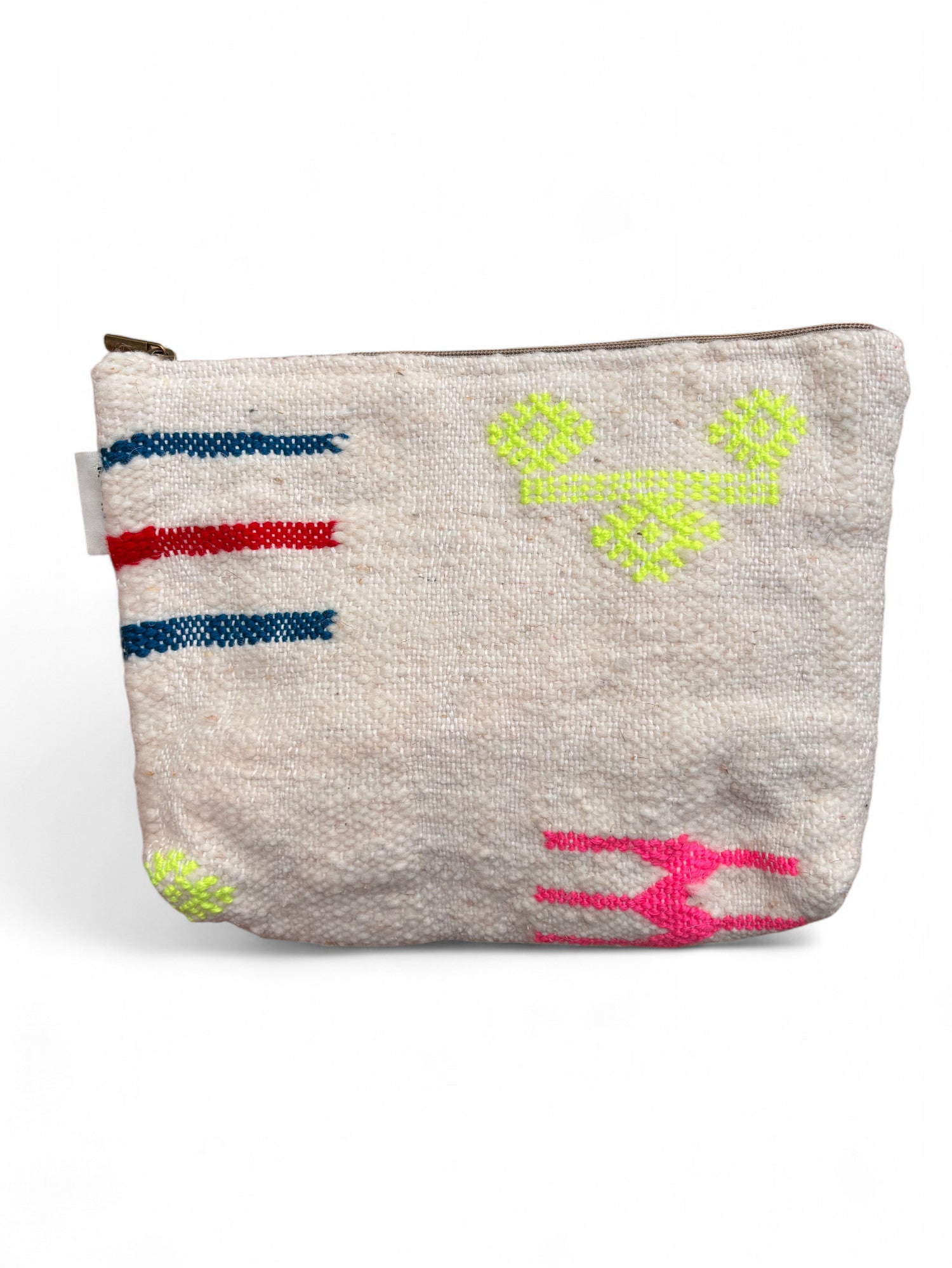 Die LEY! Tasche - Colorful Line - 20x30cm ist eine kleine beigefarbene Stofftasche mit Reißverschluss, die mit neonfarbenen geometrischen und abstrakten Stickmustern versehen ist, die von Handarbeit Marrakesch inspiriert sind.