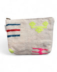 Die LEY! Tasche - Colorful Line - 20x30cm ist eine kleine beigefarbene Stofftasche mit Reißverschluss, die mit neonfarbenen geometrischen und abstrakten Stickmustern versehen ist, die von Handarbeit Marrakesch inspiriert sind.