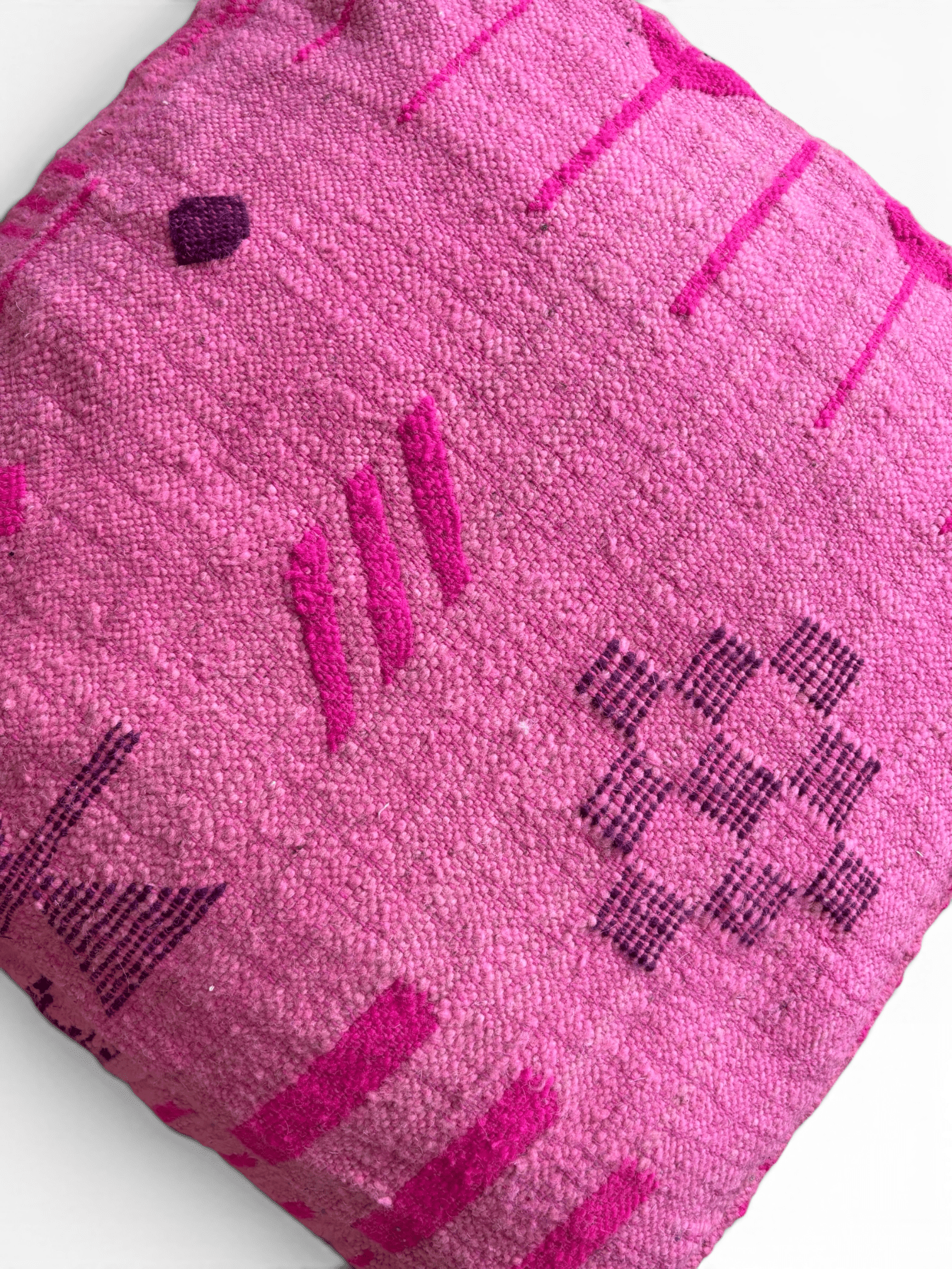Nahaufnahme von LEY! Bodenkissen – Colorful Line – Pink Edition mit rosa und violetten geometrischen Webmustern.