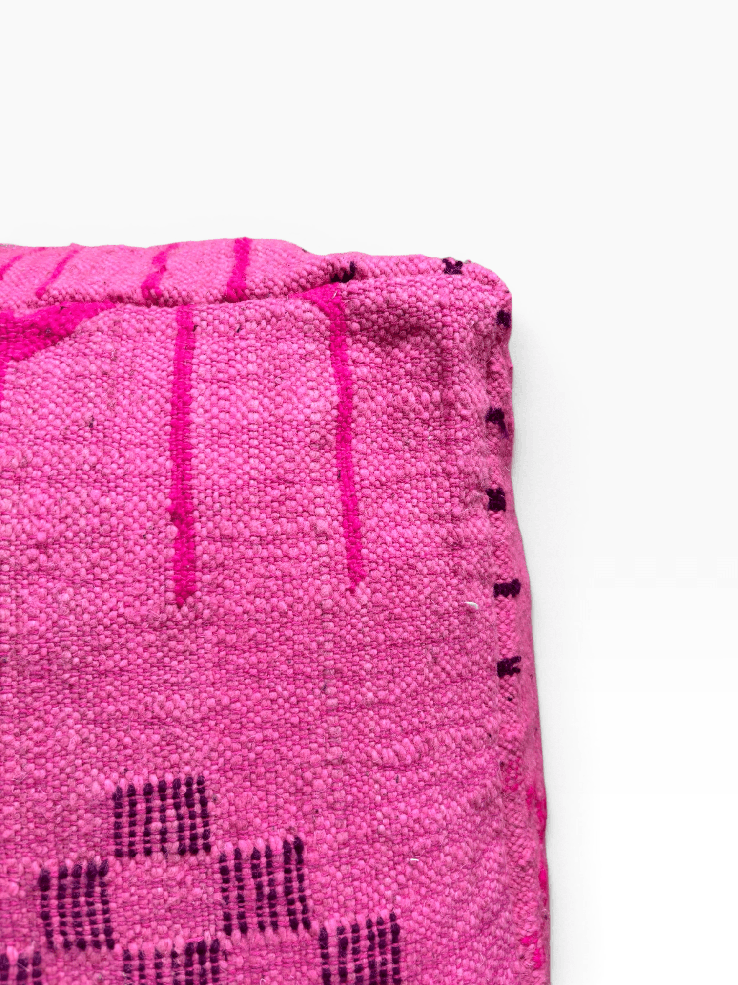 Nahaufnahme von LEY! Bodenkissen – Colorful Line Pink Edition mit lebhaften Stickmustern auf weißem Hintergrund.