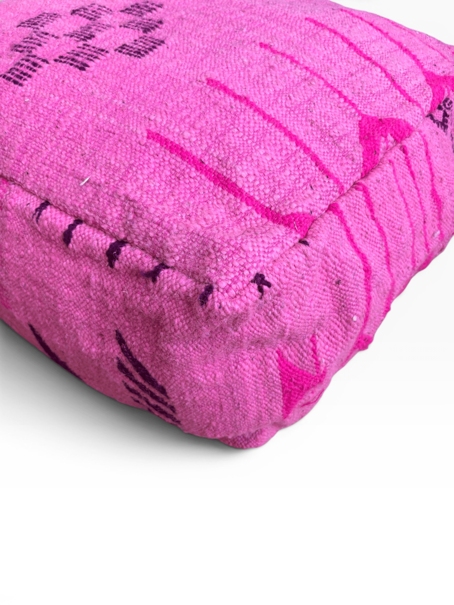Eine Nahaufnahme des „Bodenkissen – Colorful Line – Pink Edition“ von LEY! – ein schicker Akzent in Rosa mit auffälligen violetten Mustern.